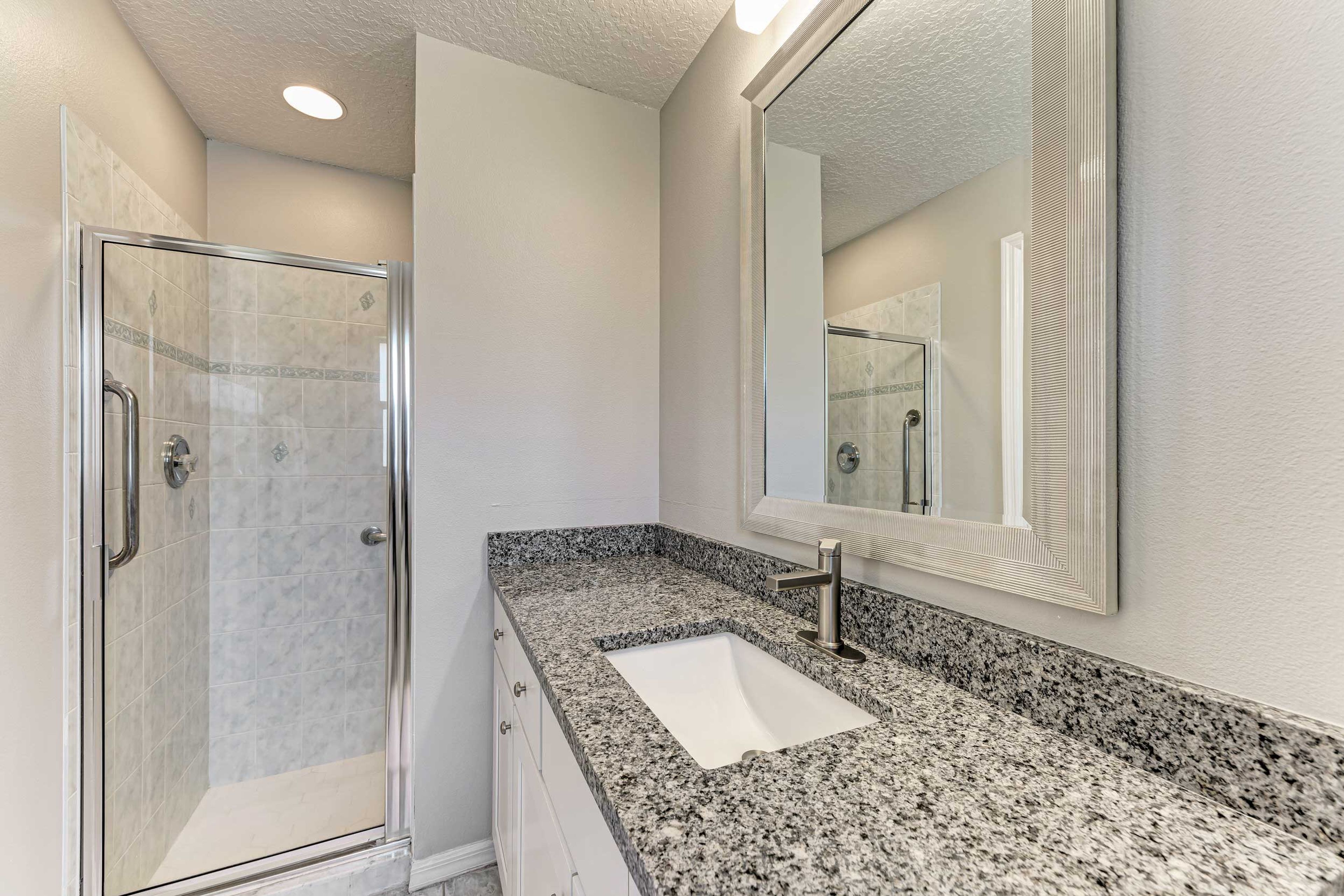 Full Bathroom | Towels Provided