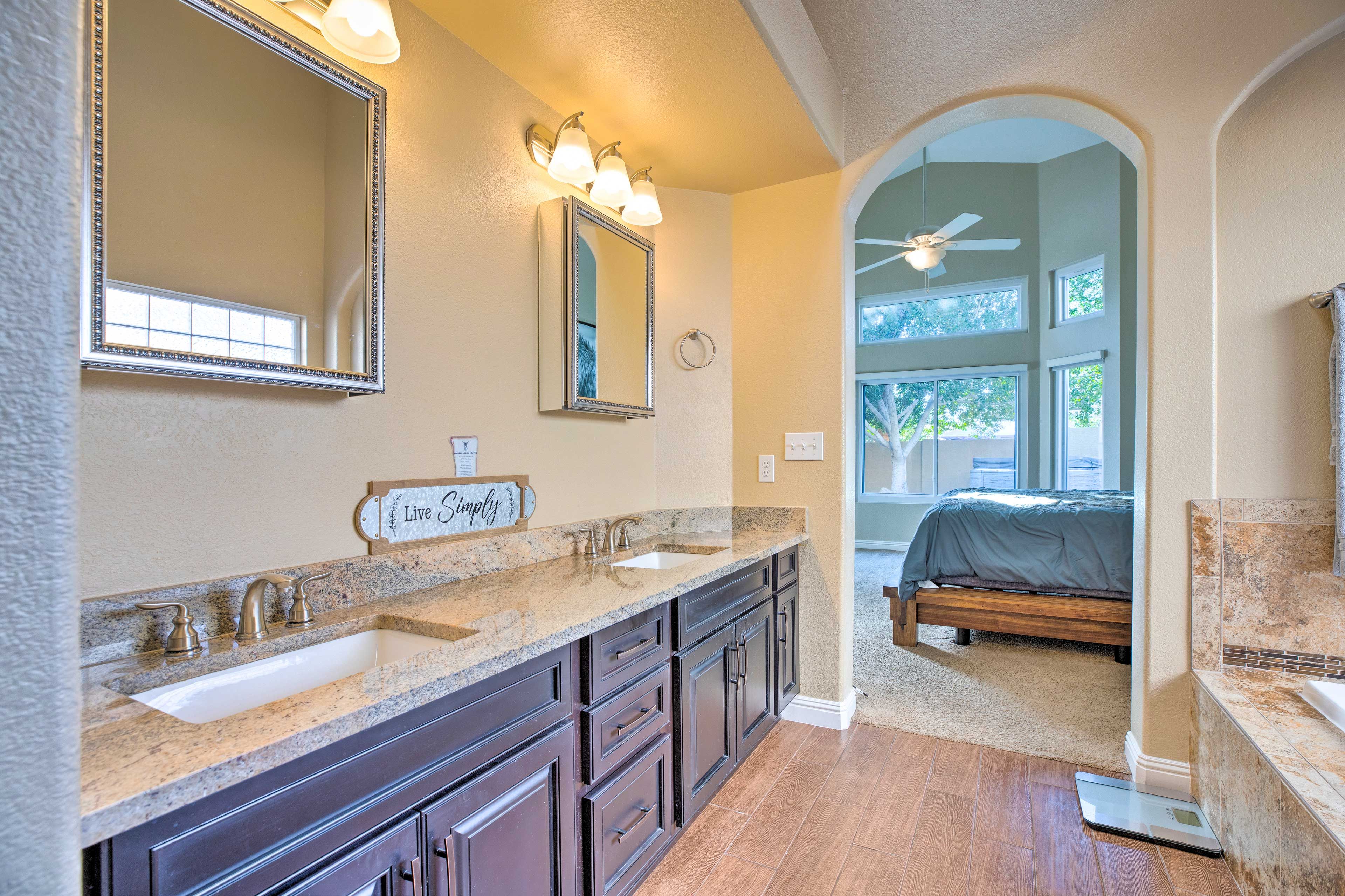 En-Suite Bathroom | Walk-In Shower | Jetted Tub