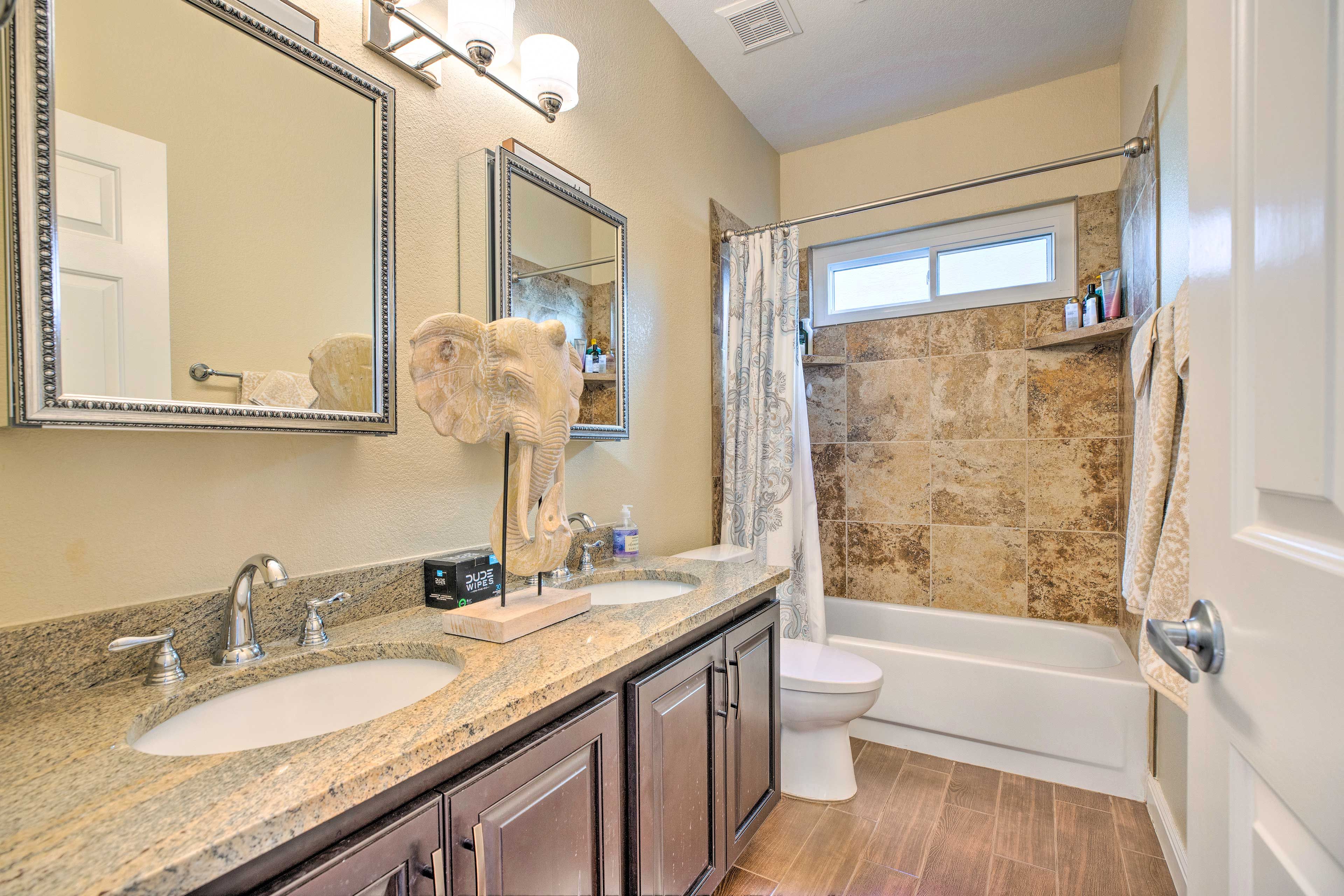 Bathroom | Shower/Tub Combo | Complimentary Toiletries | Towels Provided