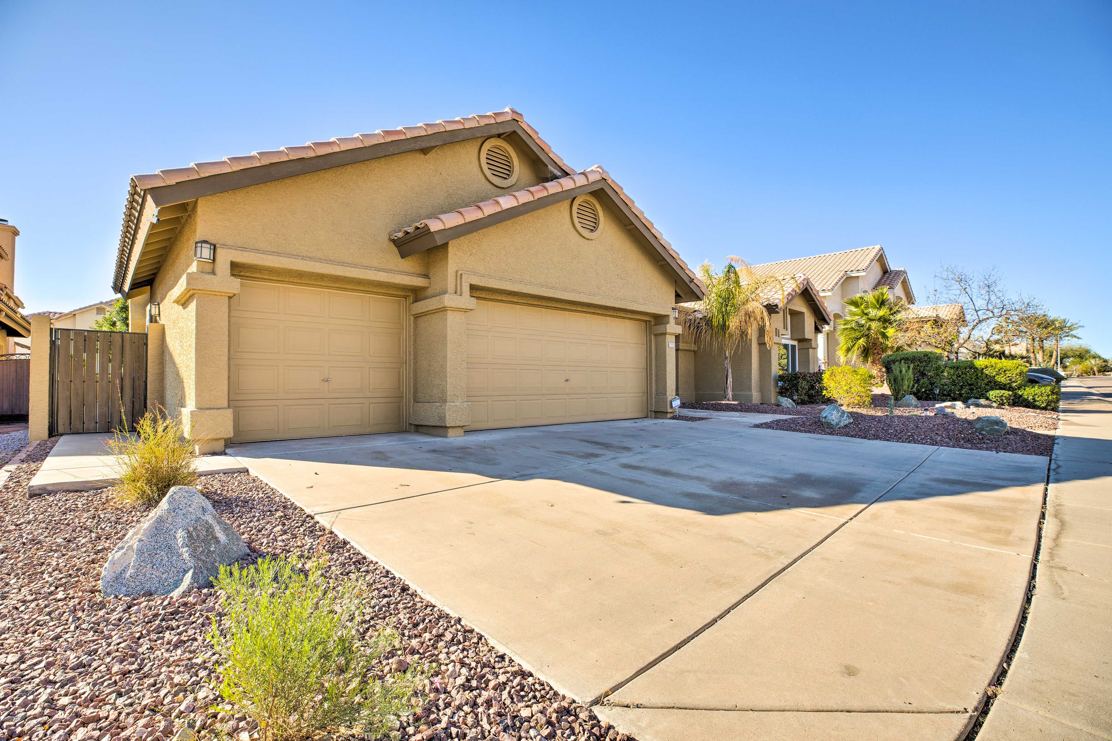 Parking | Driveway (3 Vehicles) | Garage (3 Vehicles)