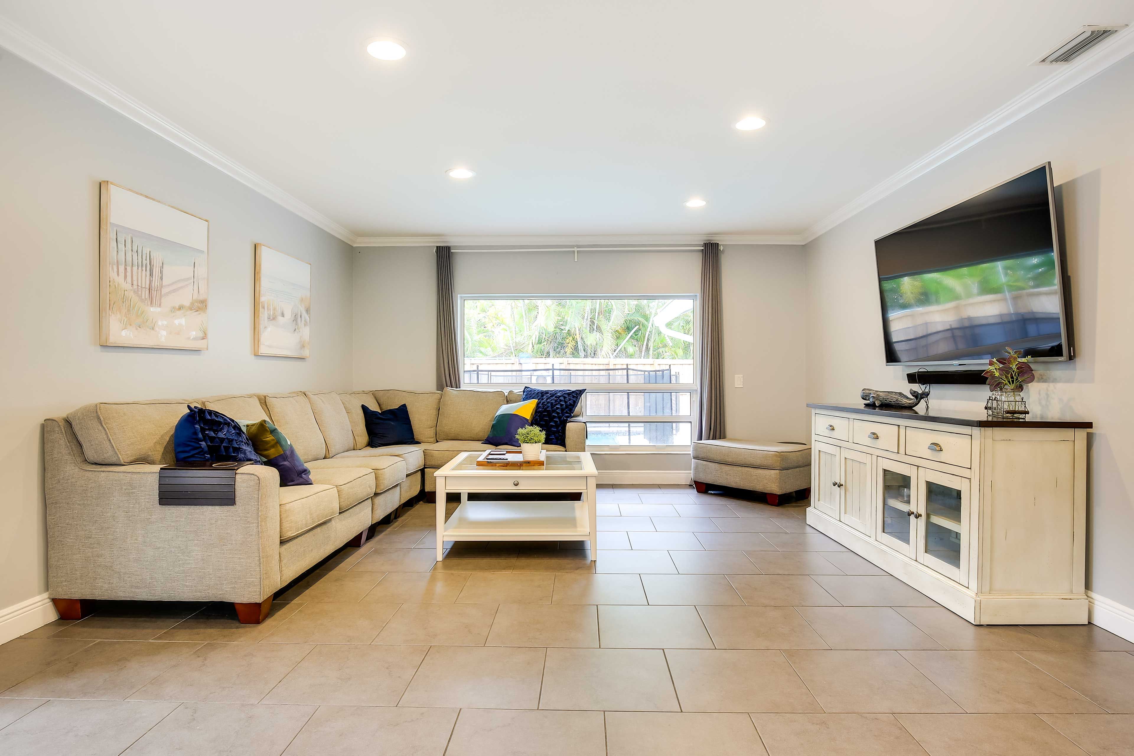Living Room | Smart TV | Central A/C | Free WiFi