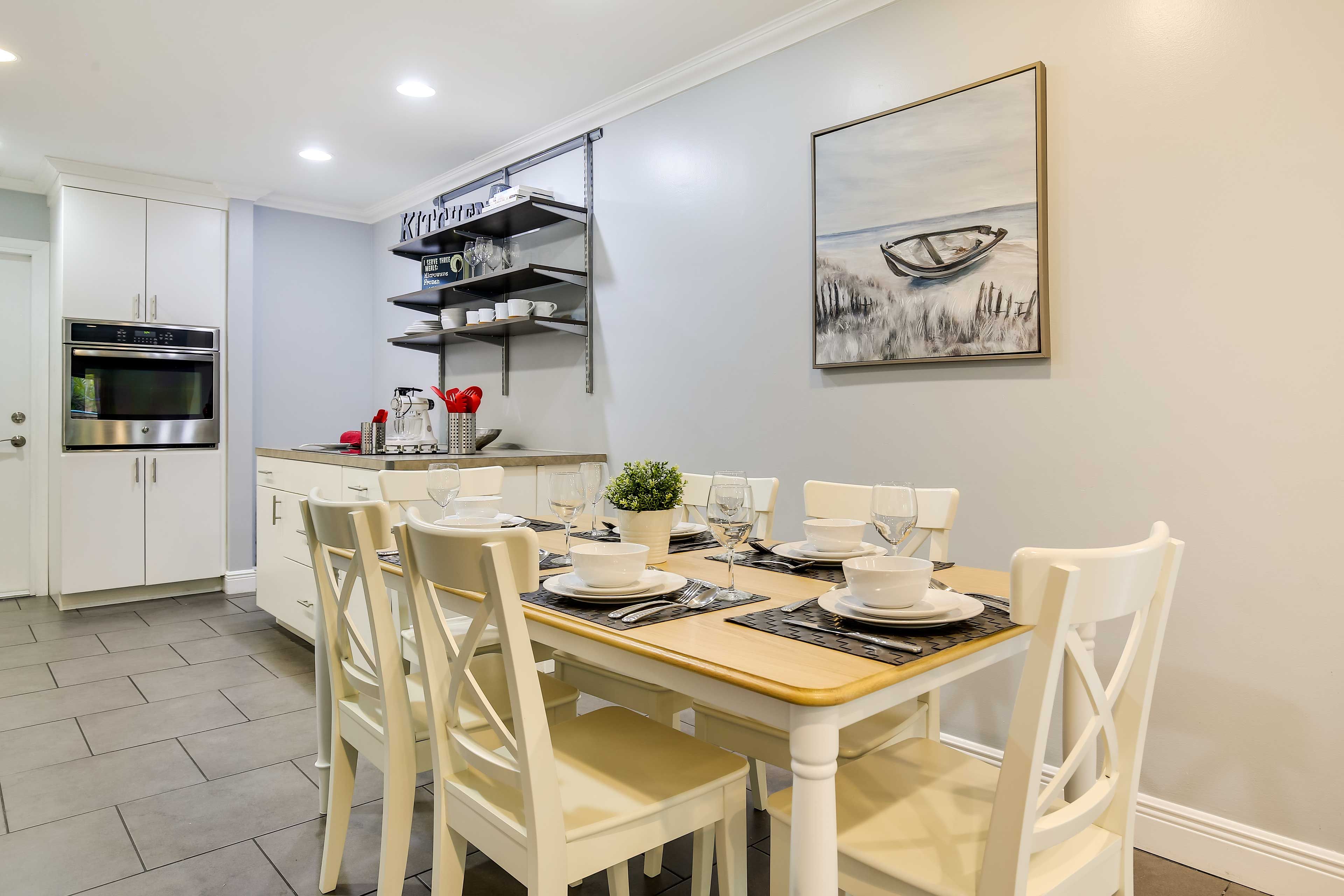 Dining Area | Dishes & Flatware Provided