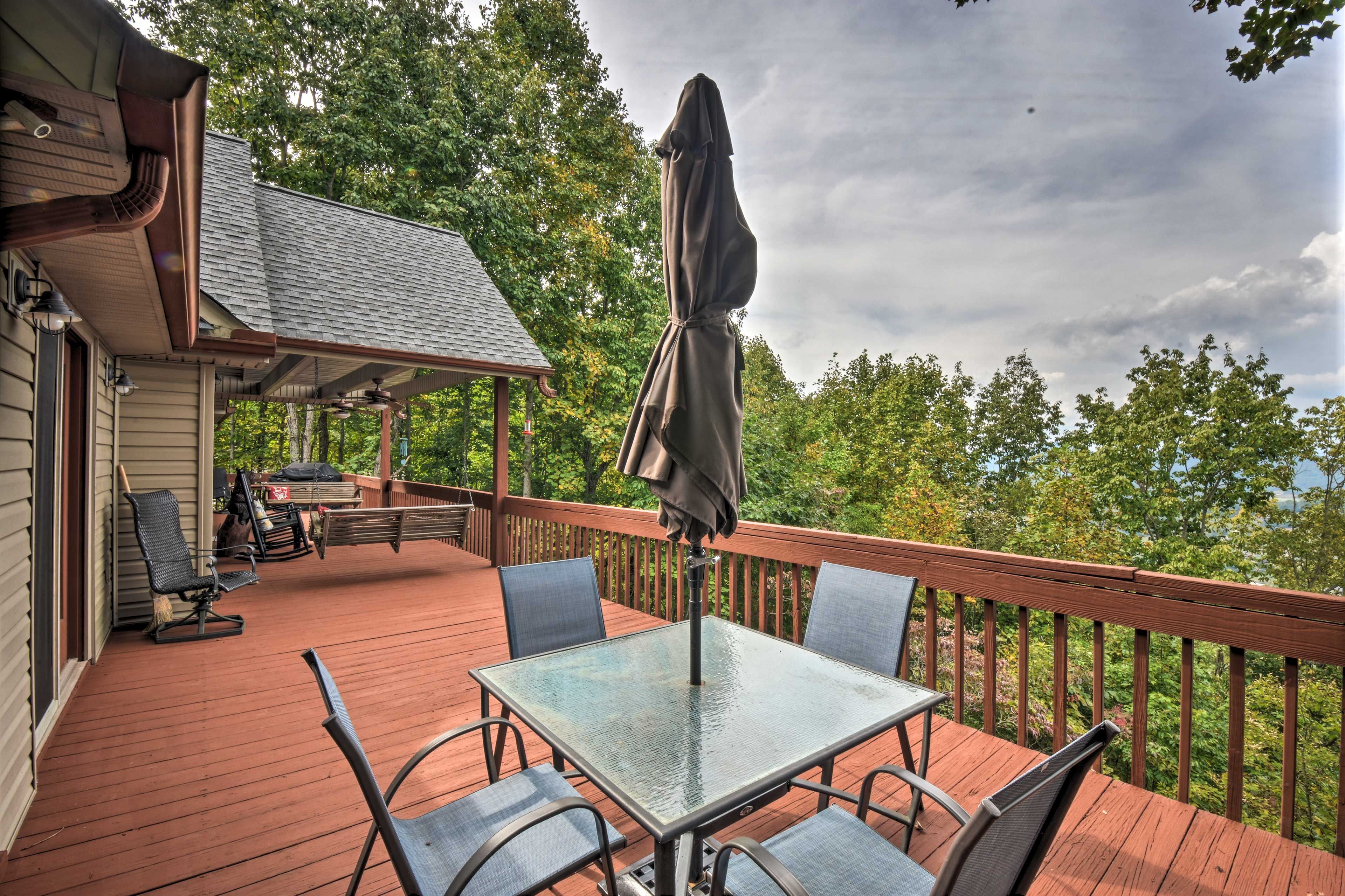 Deck | Gas Grill | 1st Floor Access