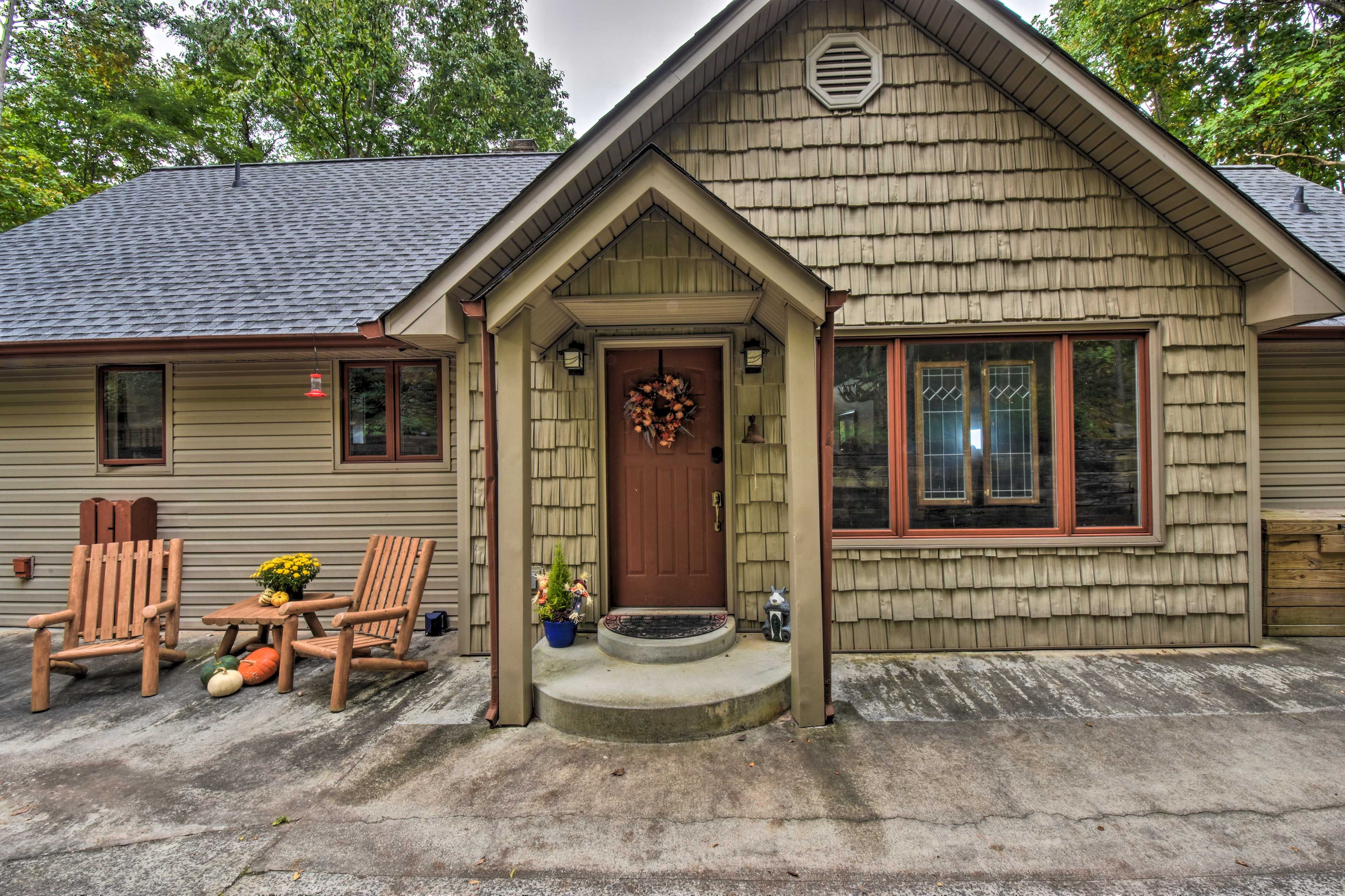 Property Exterior | Driveway (3 Vehicles) | Contactless Check-In