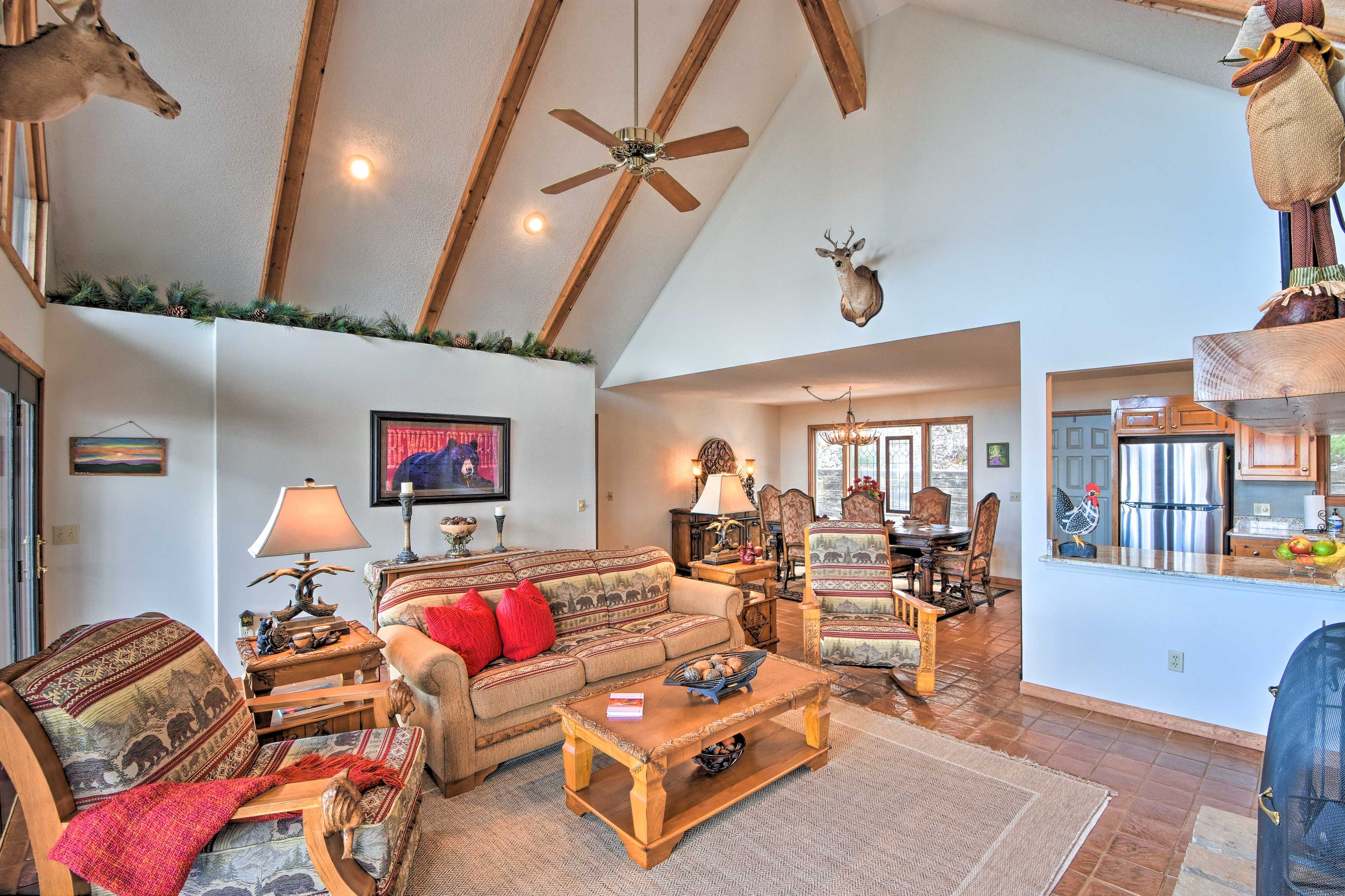 Living Room | No Steps Required | Free WiFi | Air Conditioning | Central Heating