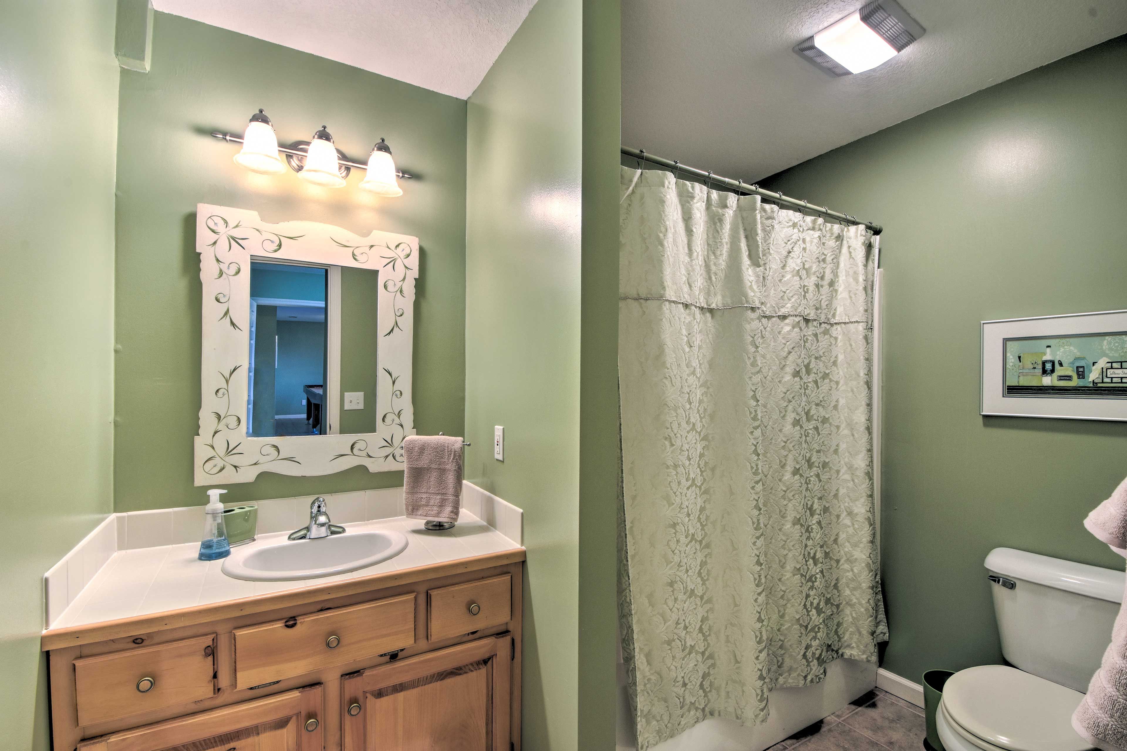 Full Bathroom | Basement Level | Towels Provided