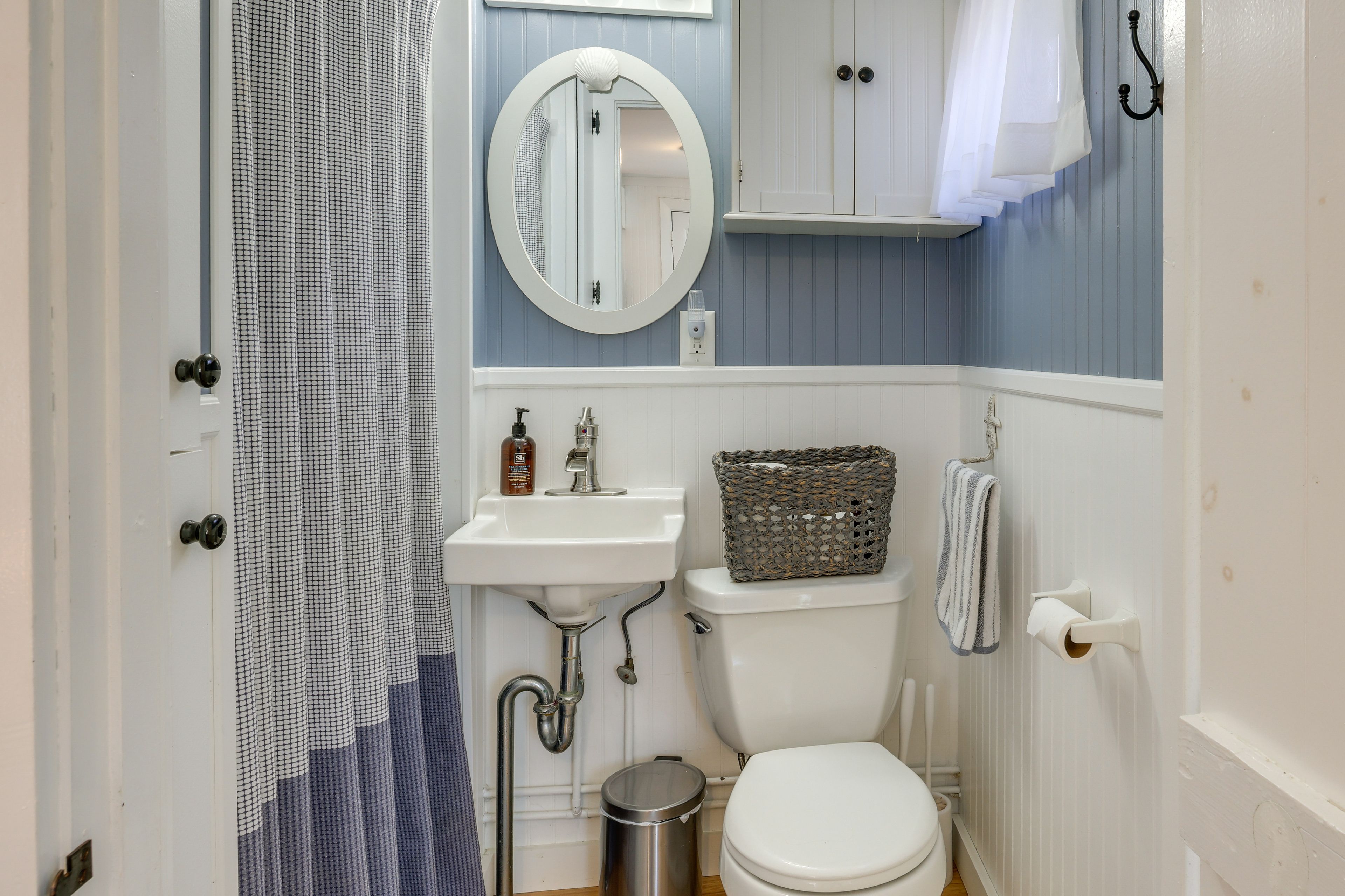 Full Bathroom | Towels Provided