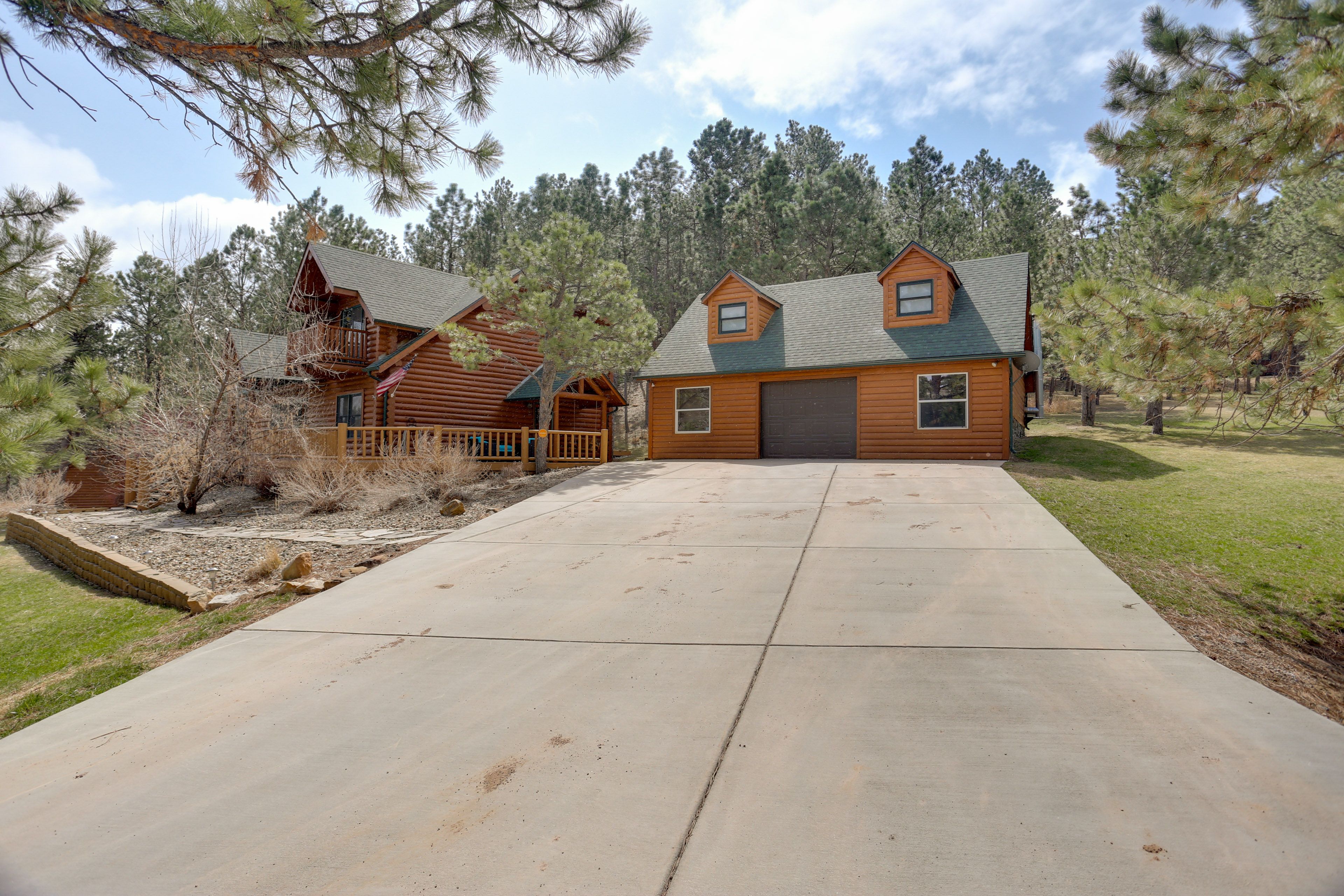 Main Cabin Exterior | Studio Apartment / Entertainment Garage Exterior