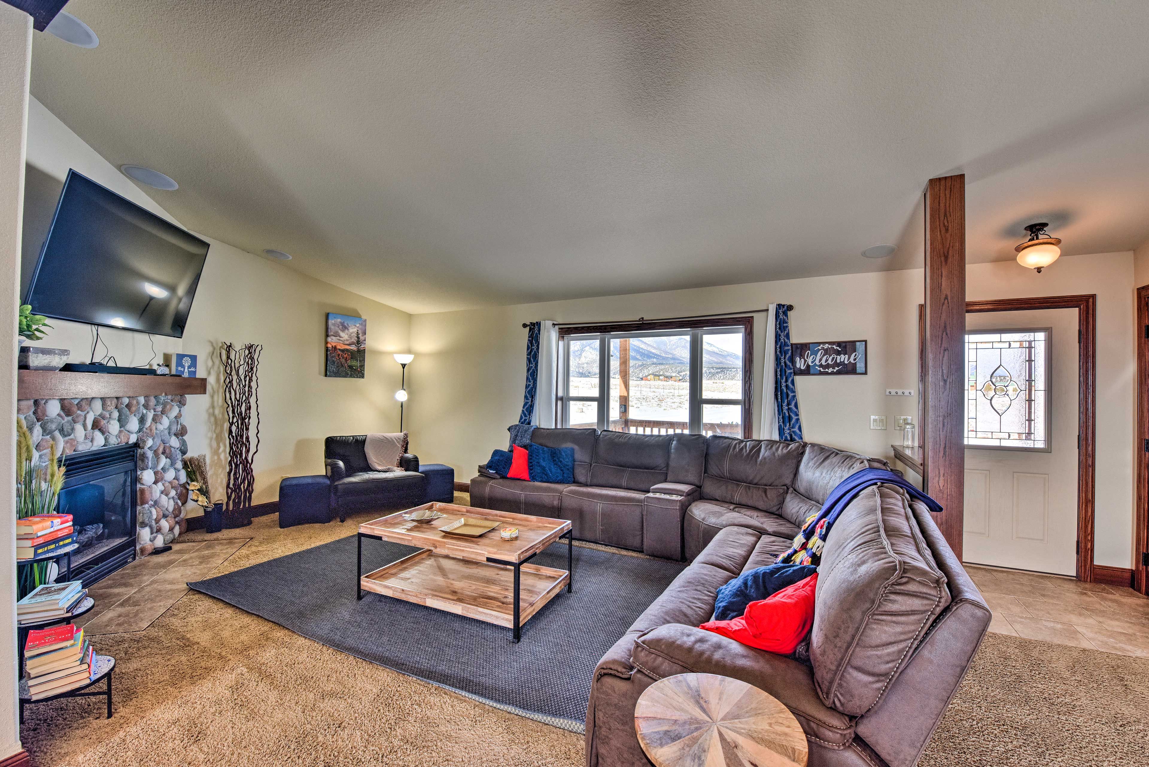 Living Room | Gas Fireplace