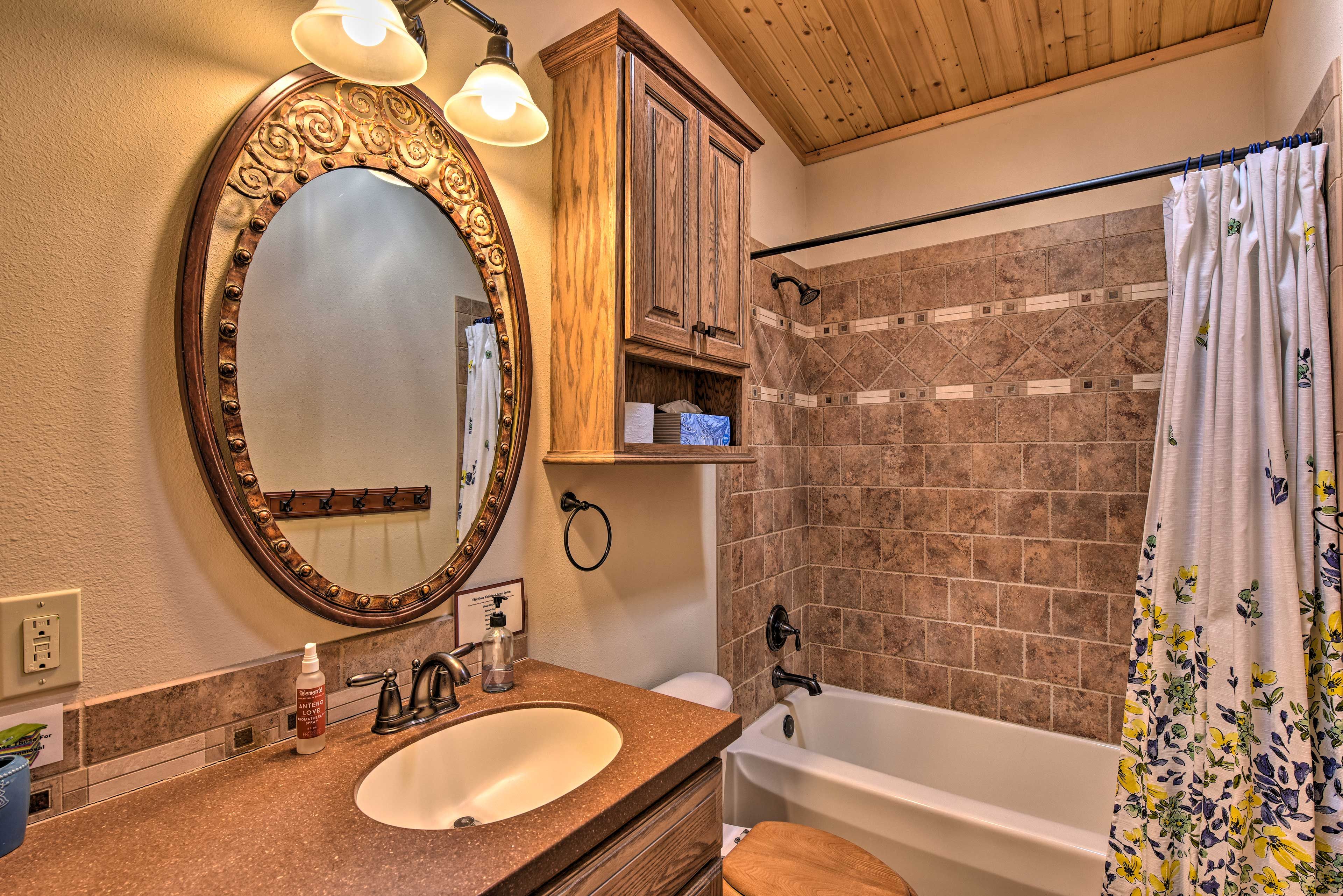 Full Bathroom | Complimentary Toiletries