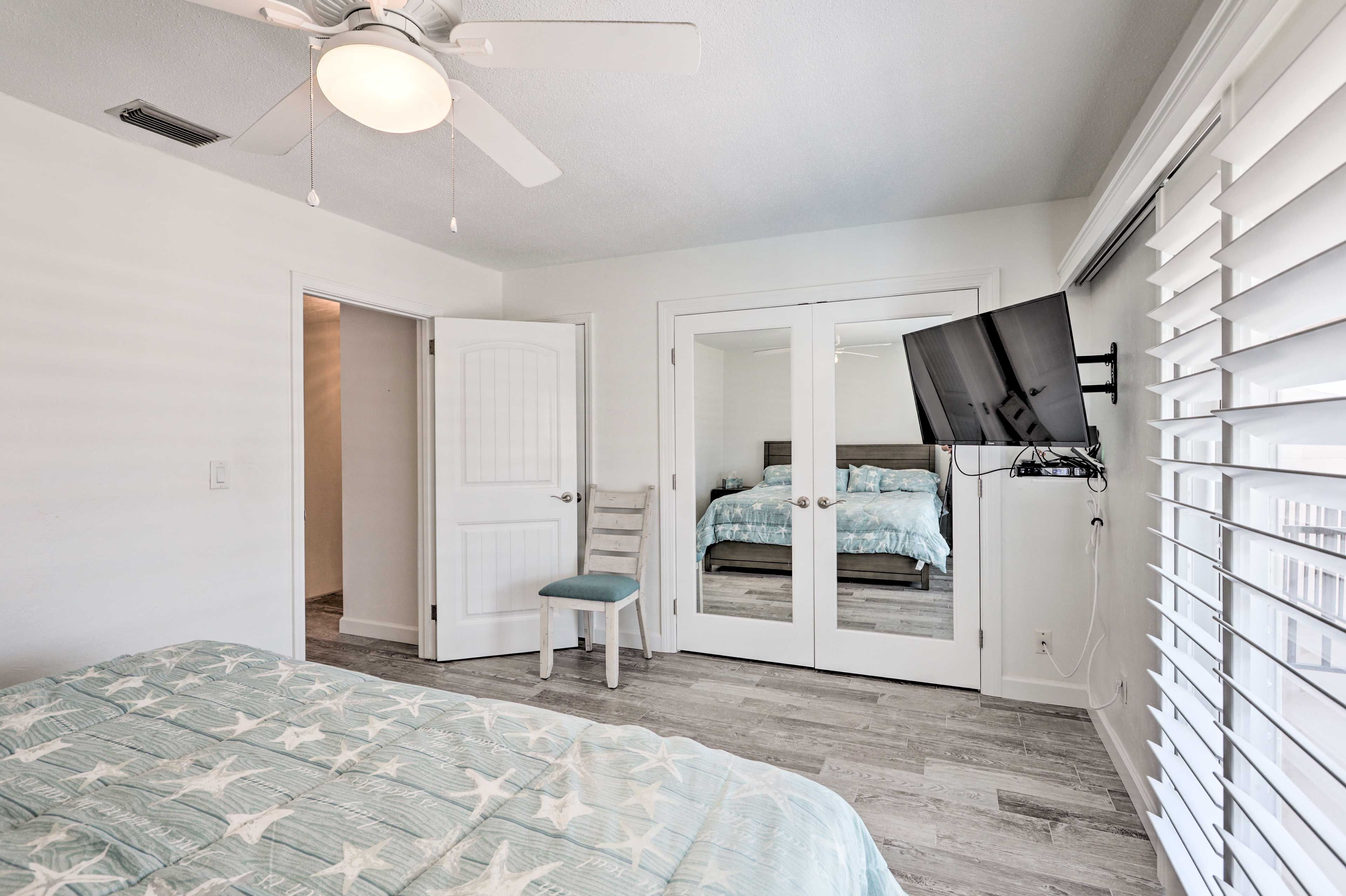 Bedroom 1 | Smart TV w/ Cable