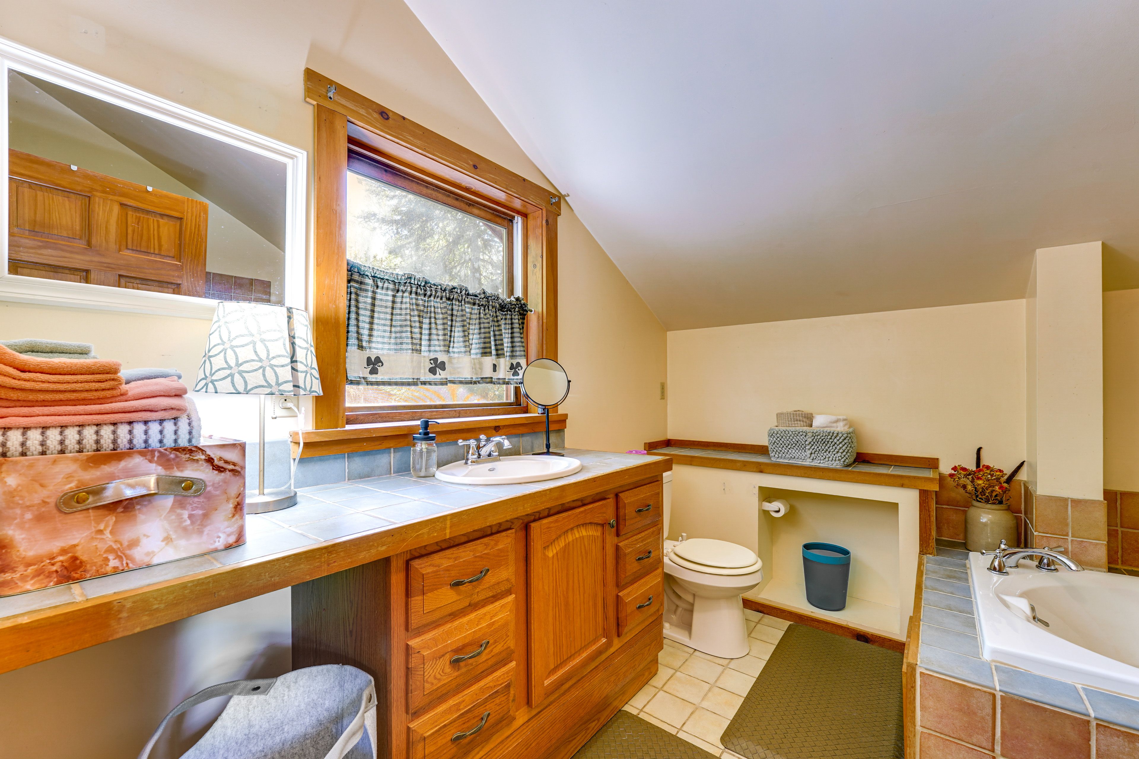 Full Bathroom | Walk-In Shower | Towels Provided