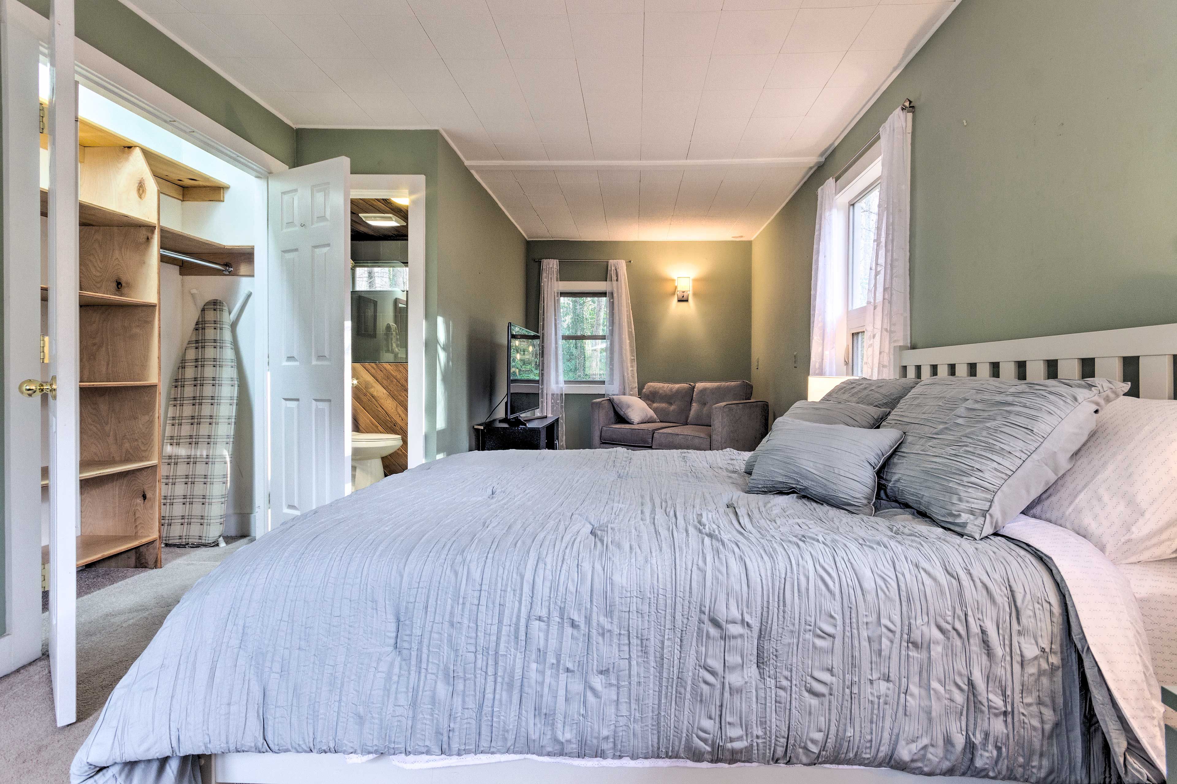 Bedroom 1 | Queen Bed