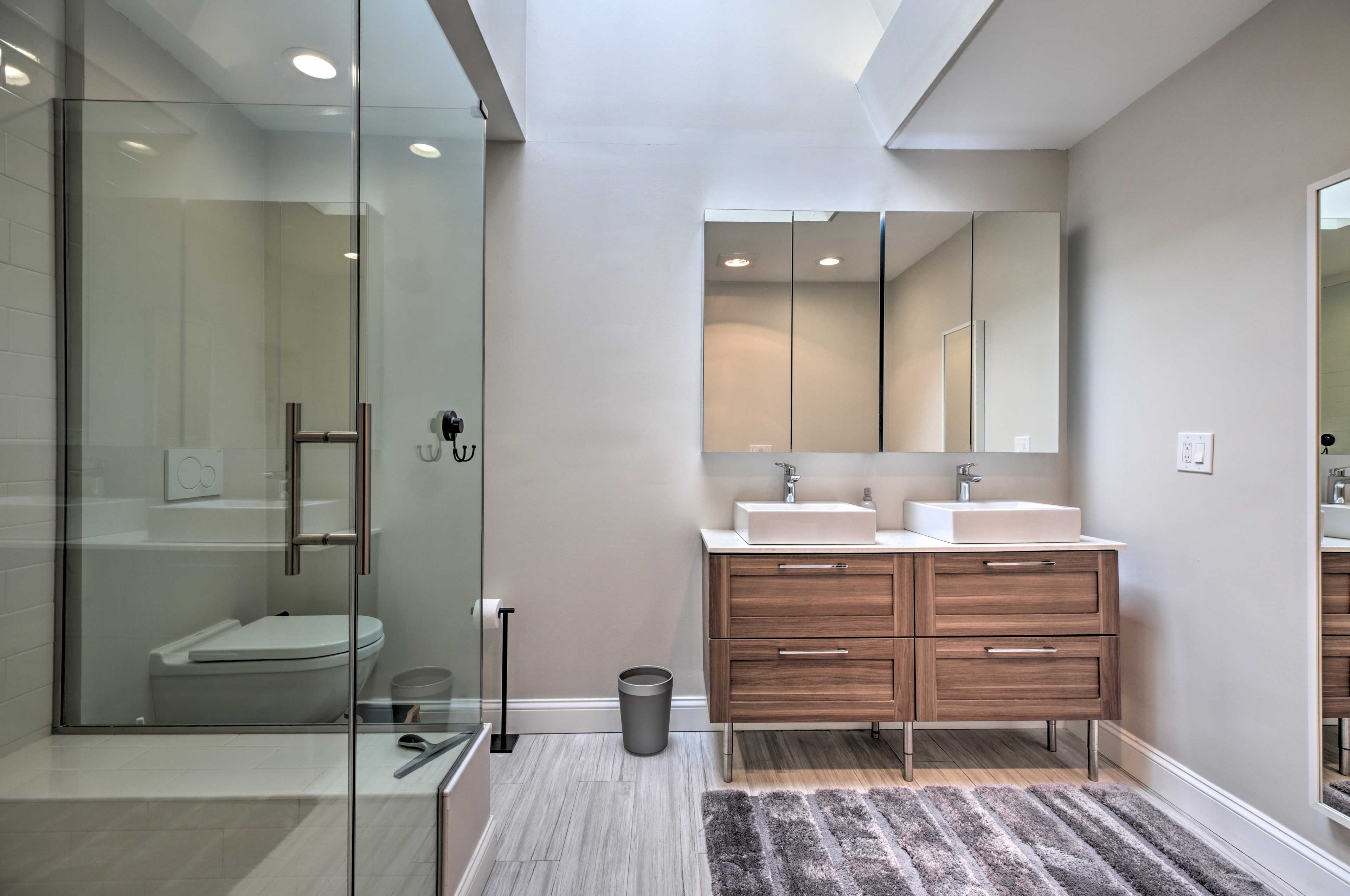 Full Bathroom | Main Floor | Complimentary Toiletries