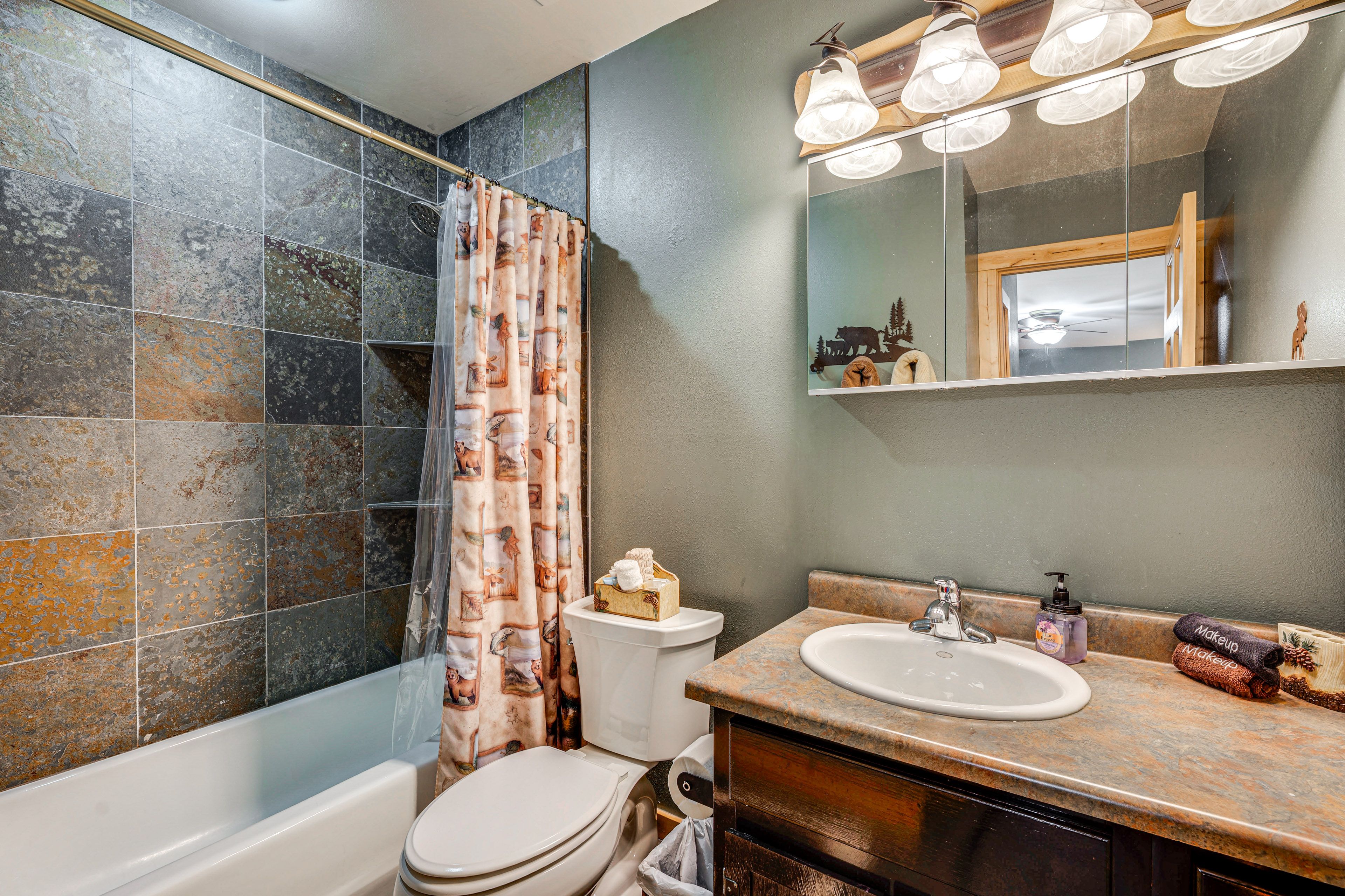 Full Bathroom | Towels Provided