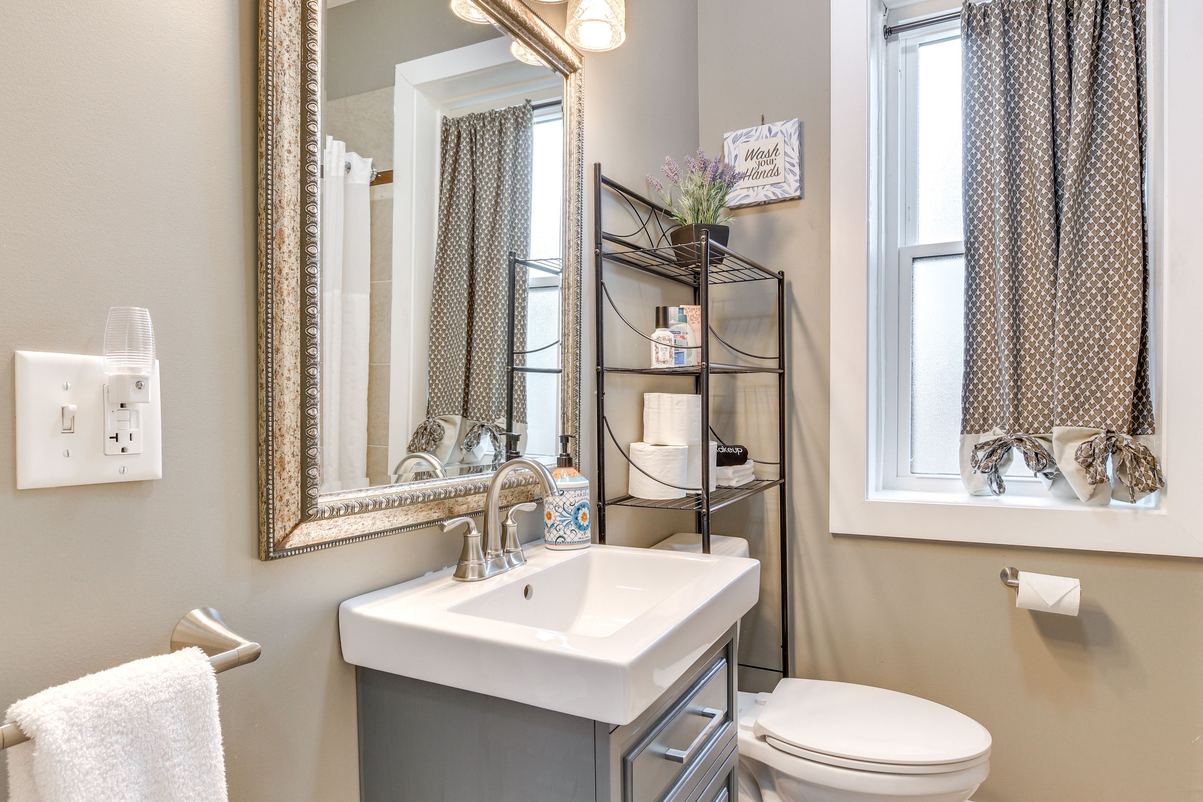 En-Suite Bathroom | Complimentary Toiletries | Towels Provided