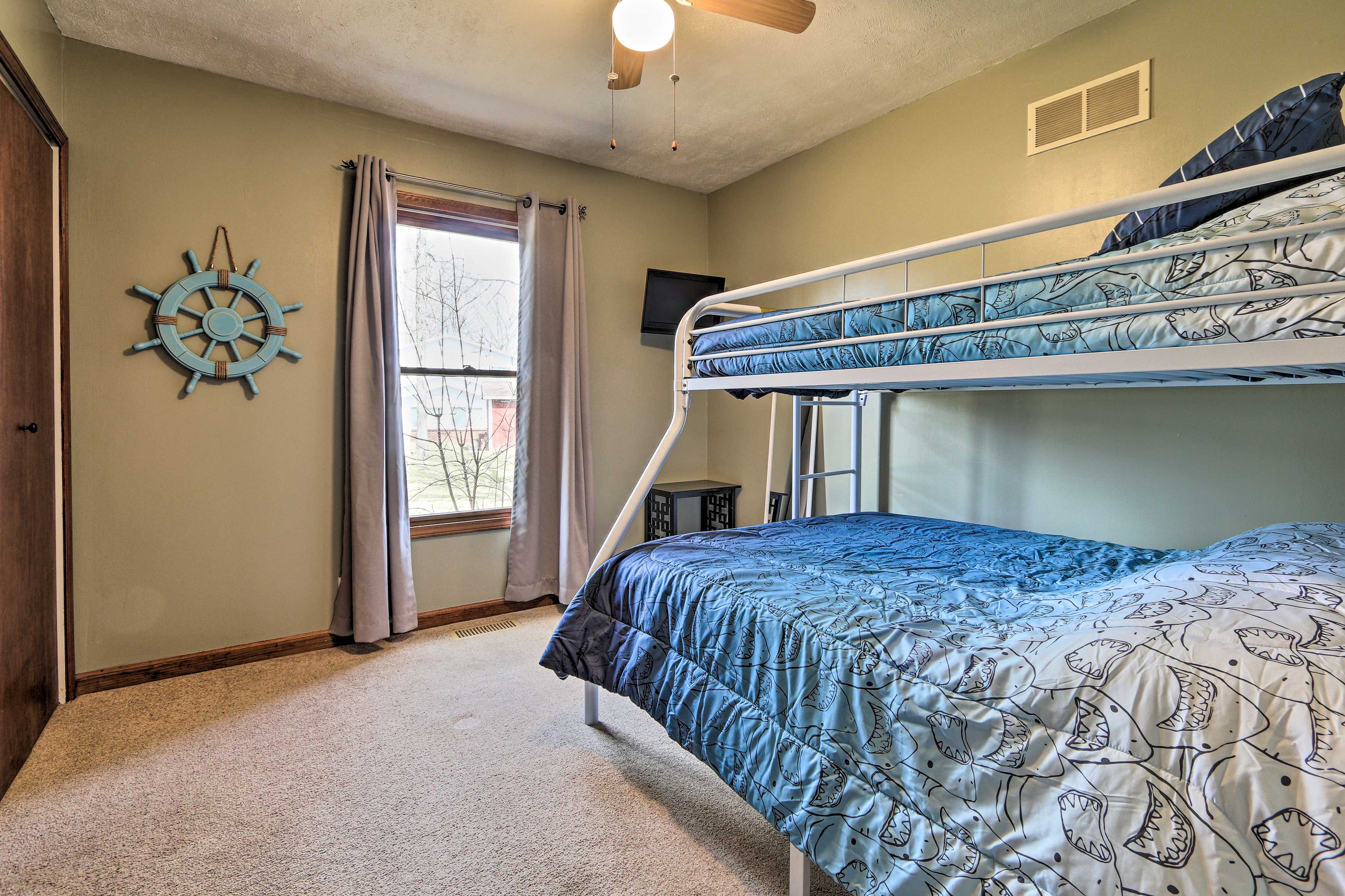 Bedroom 2 | Twin/Full Bunk Bed