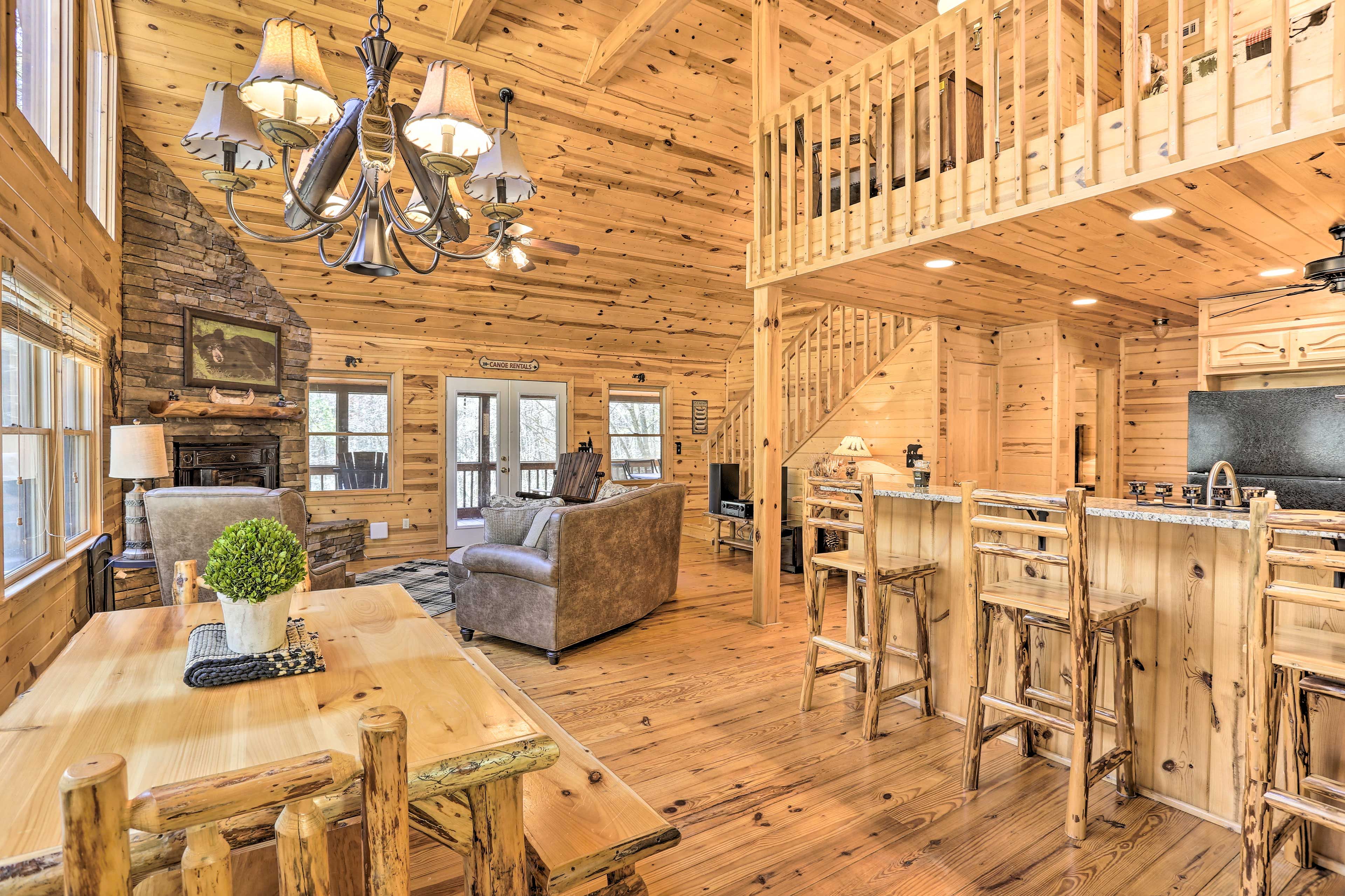 Main Floor Living Space | Dining Area | Dishware/Flatware Provided