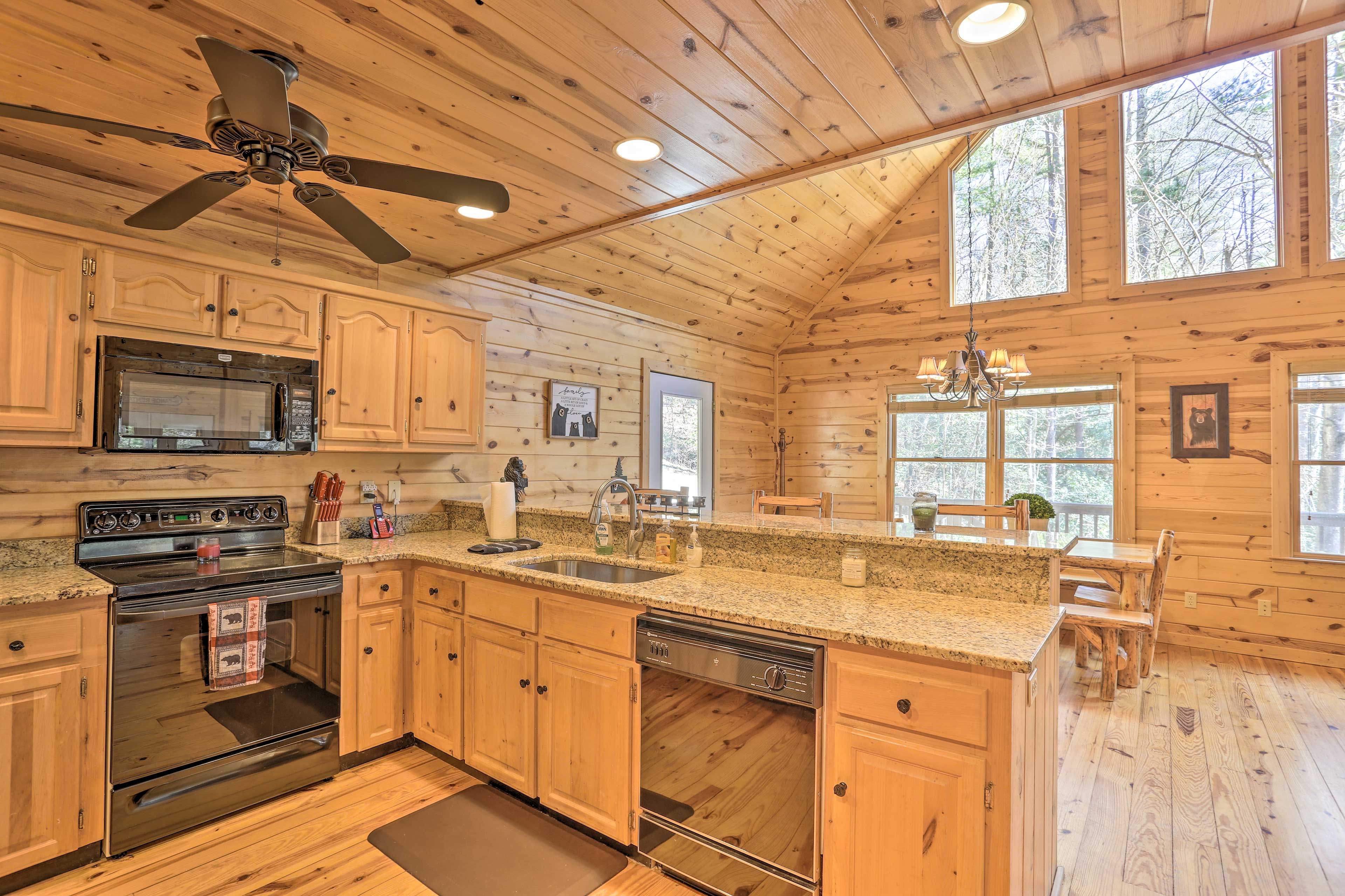 Fully Equipped Kitchen | Trash Bags/Paper Towels Provided