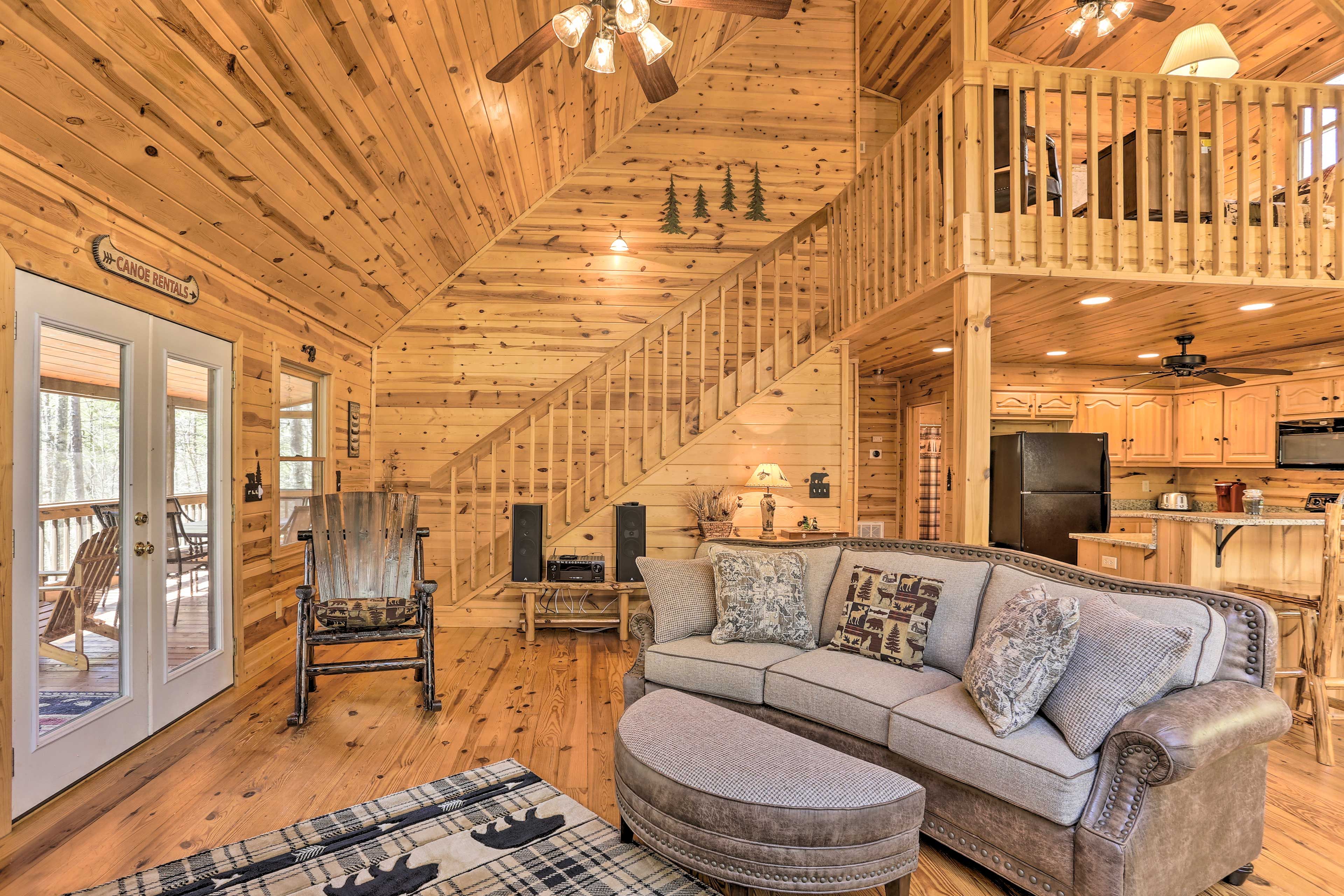 Living Room | Free WiFi | Access to Screened-In Porch