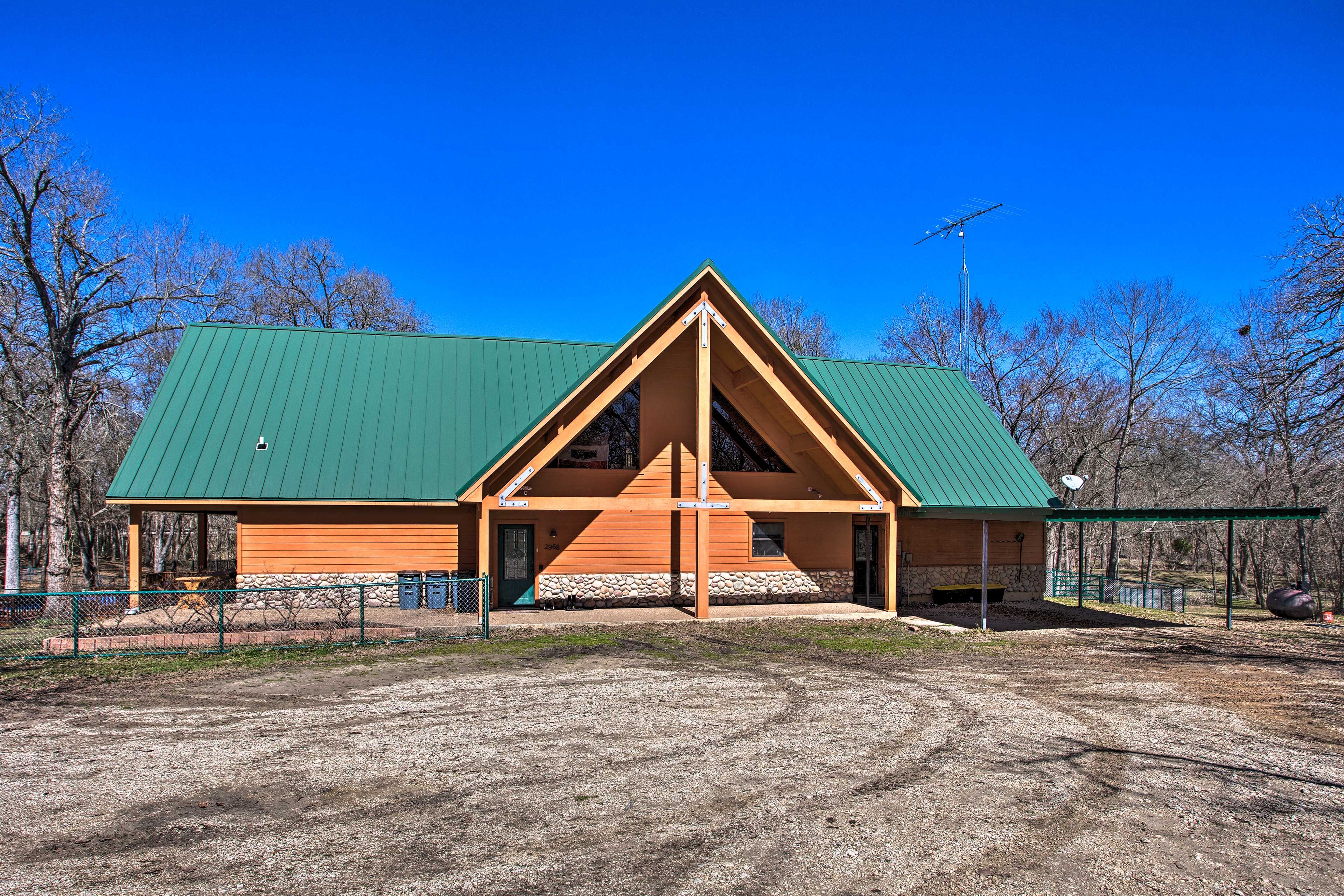 Cabin Exterior | Step-Free Access | Keyless Entry