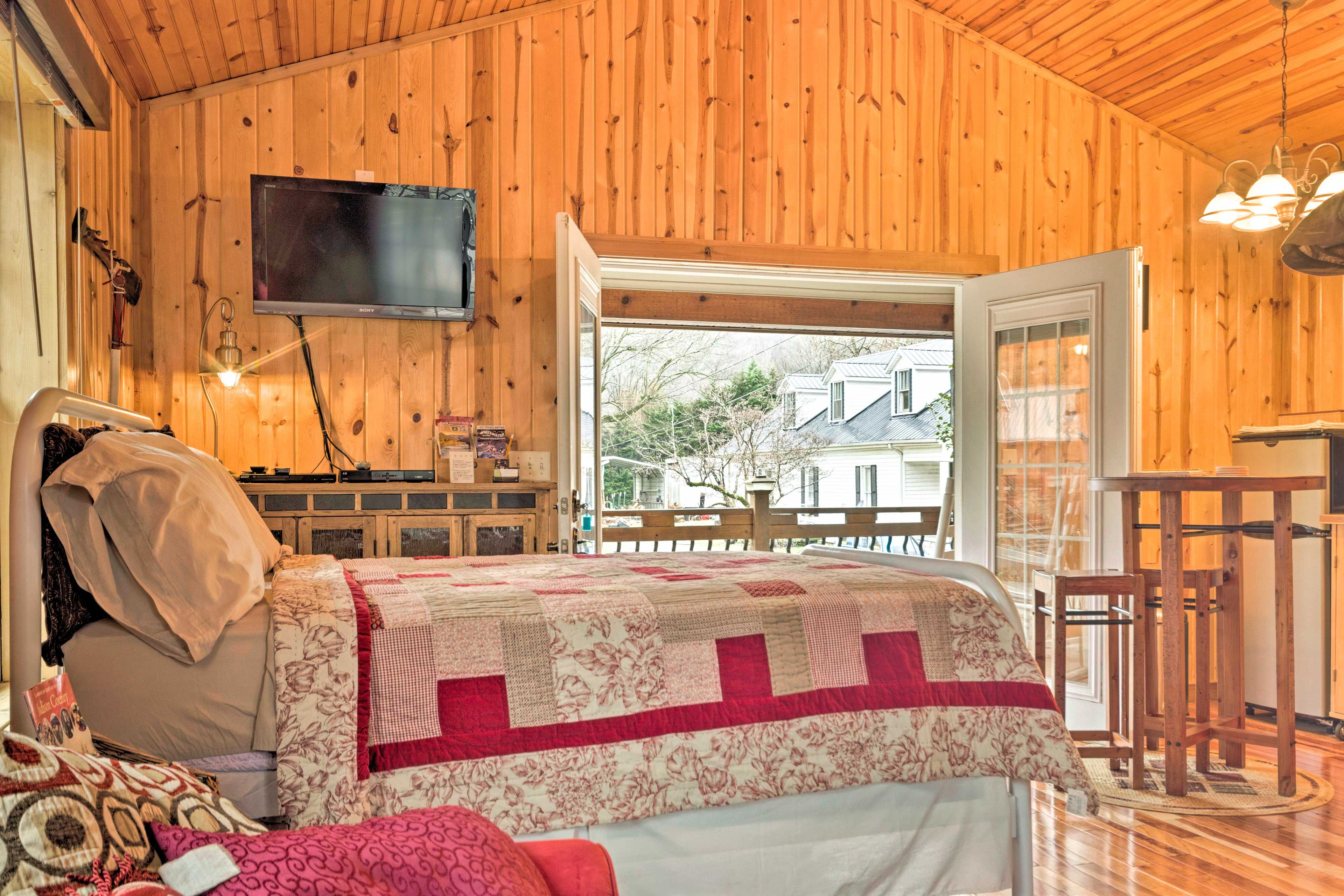 Bedroom | Full Bed