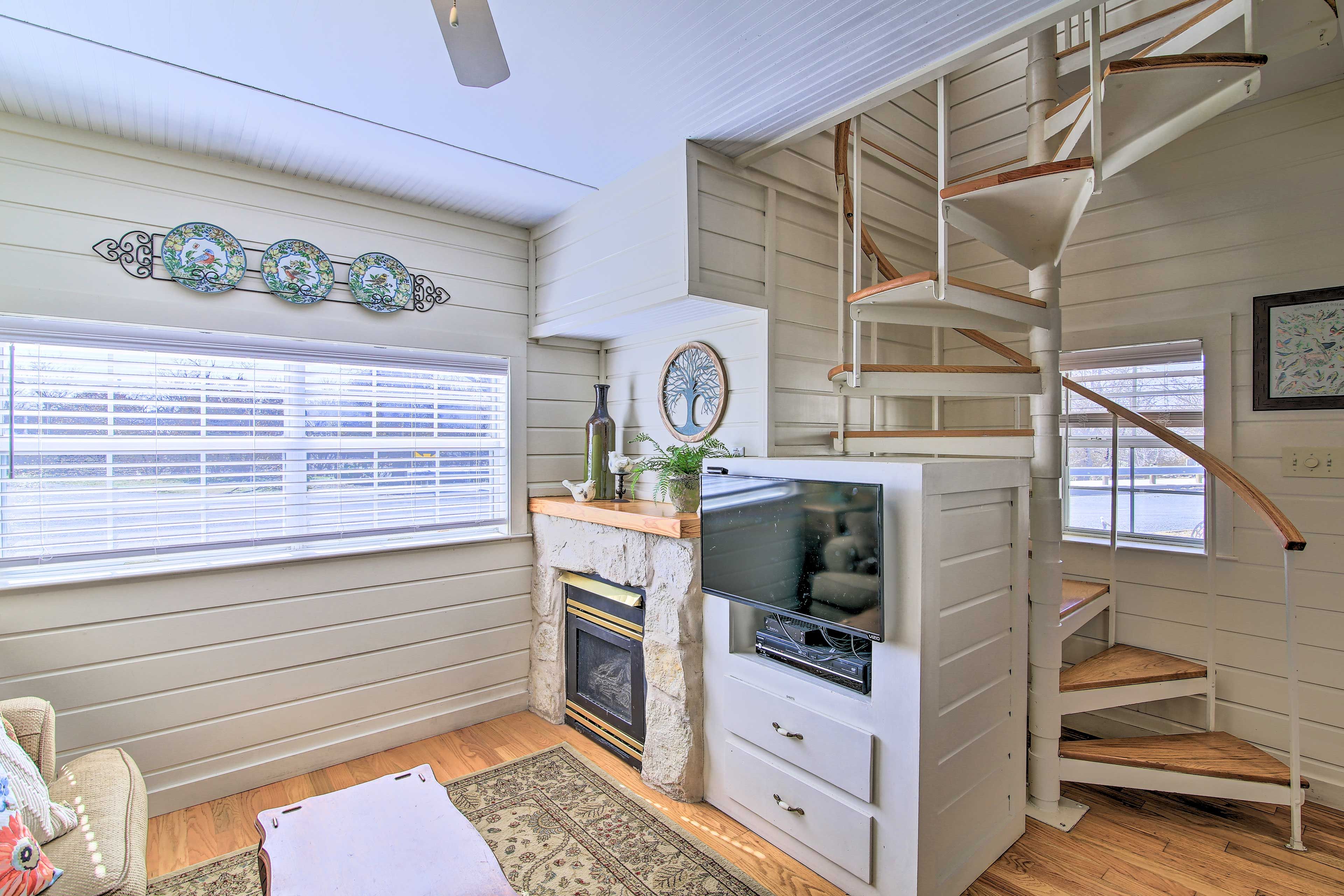 Bedroom 5 (Tree House) | Queen Bed | Sleeper Sofa
