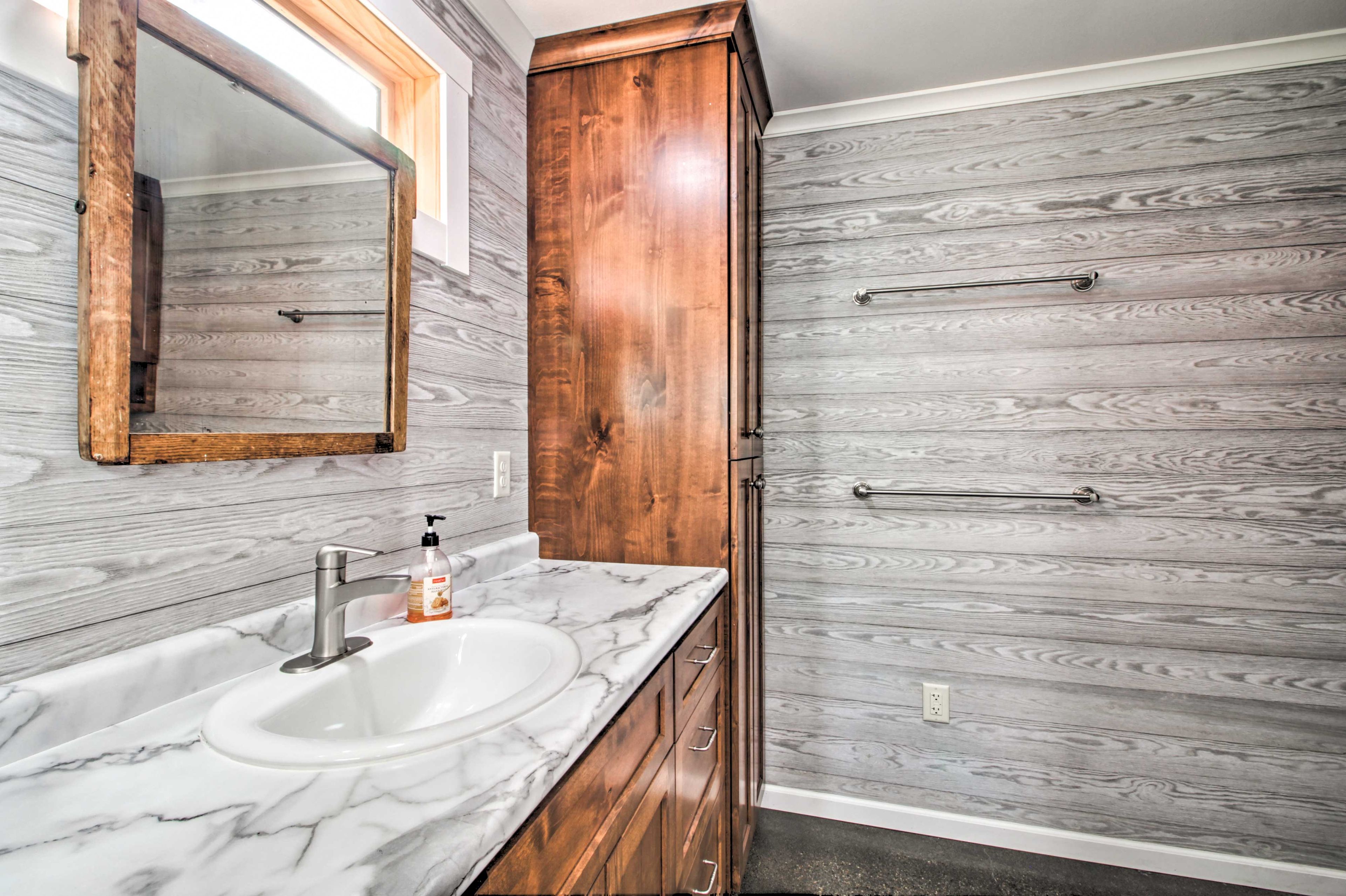 Full Bathroom | Towels Provided