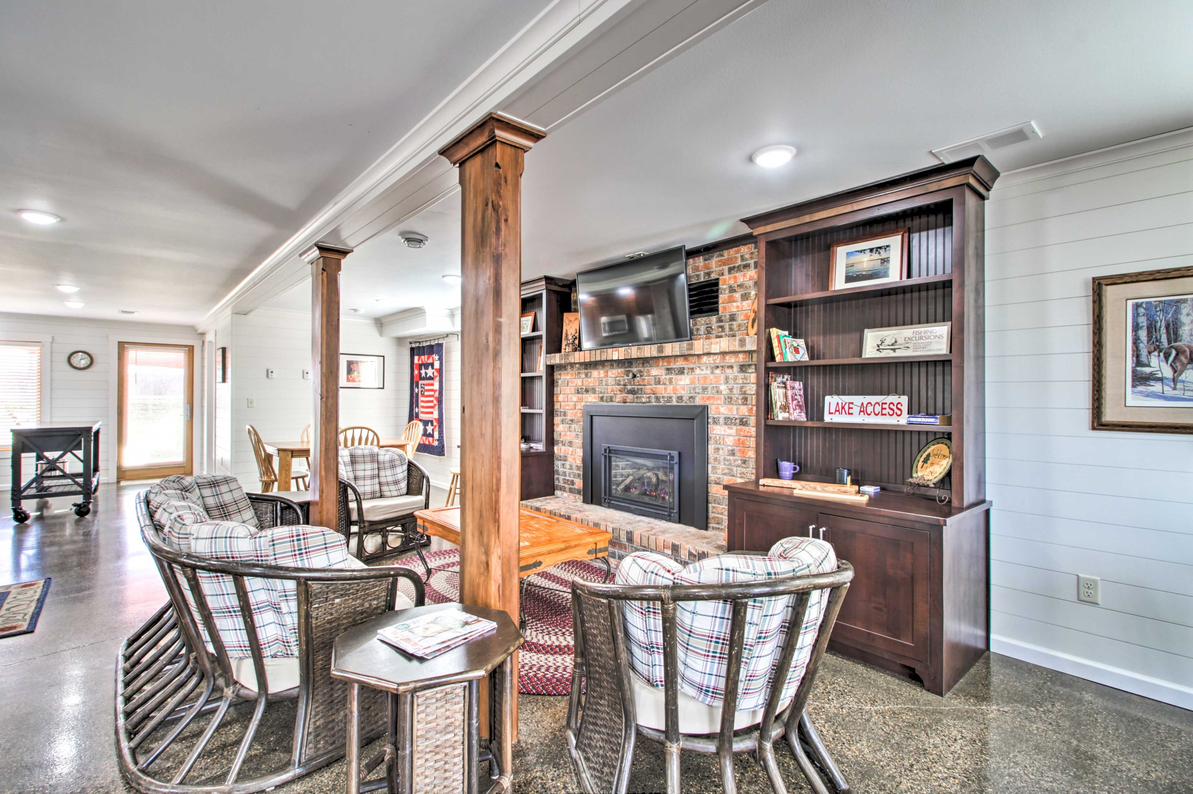 Main Living Area | Open Floor Plan | Free WiFi | Central A/C & Heating