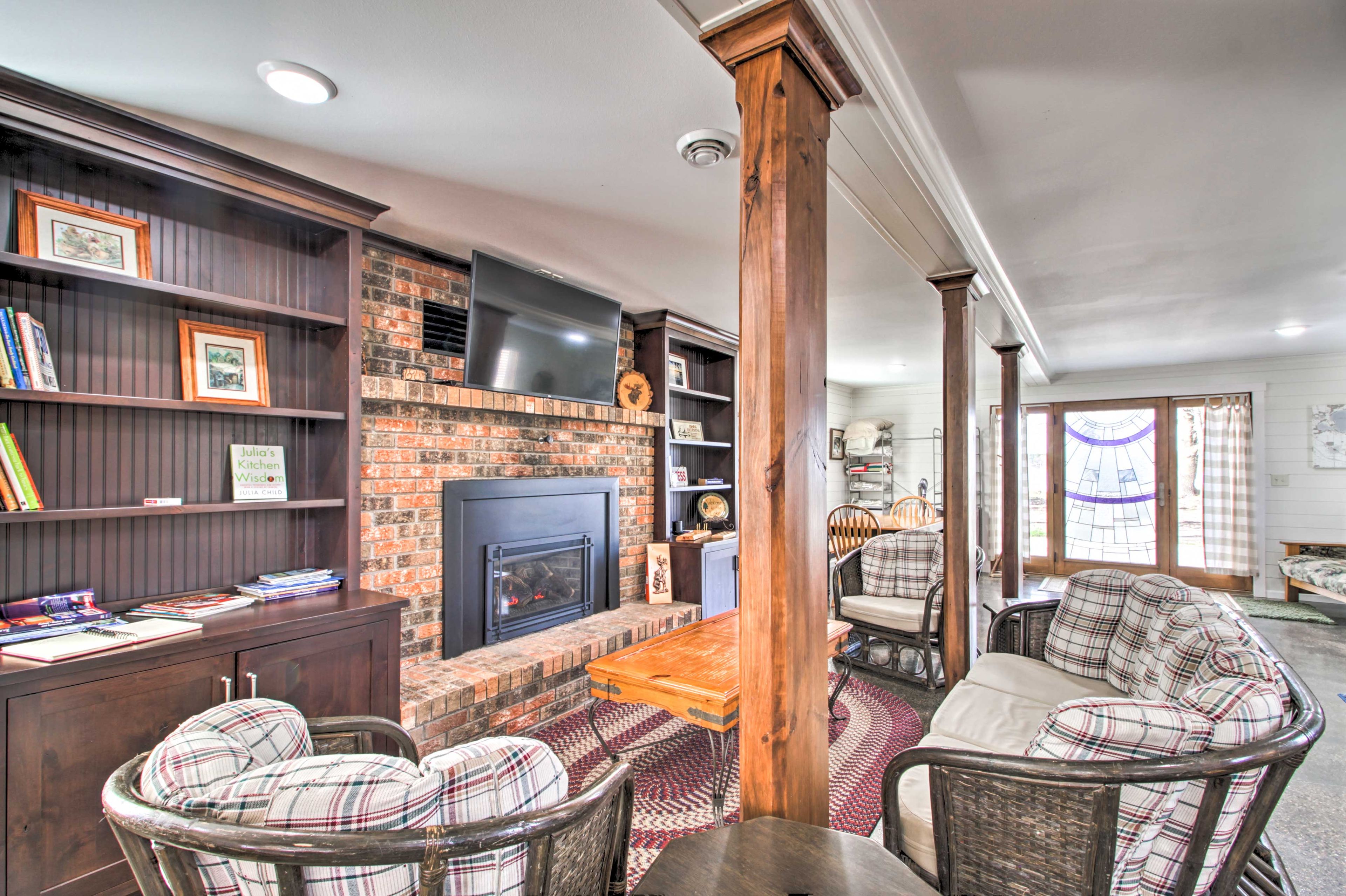 Living Room | Gas Fireplace | Smart TV | Books & Games