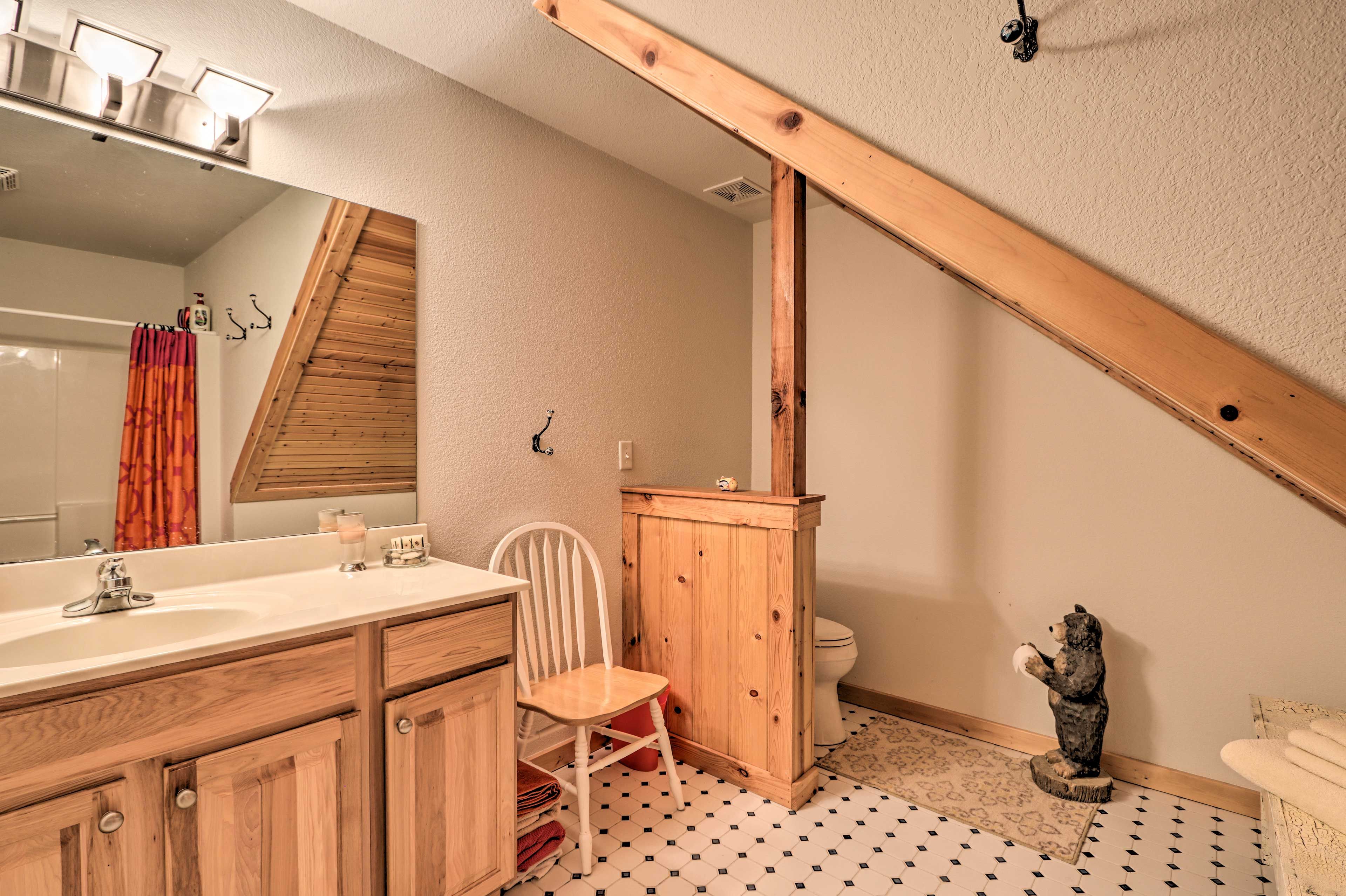 Full Bathroom | 2nd Floor | Complimentary Toiletries
