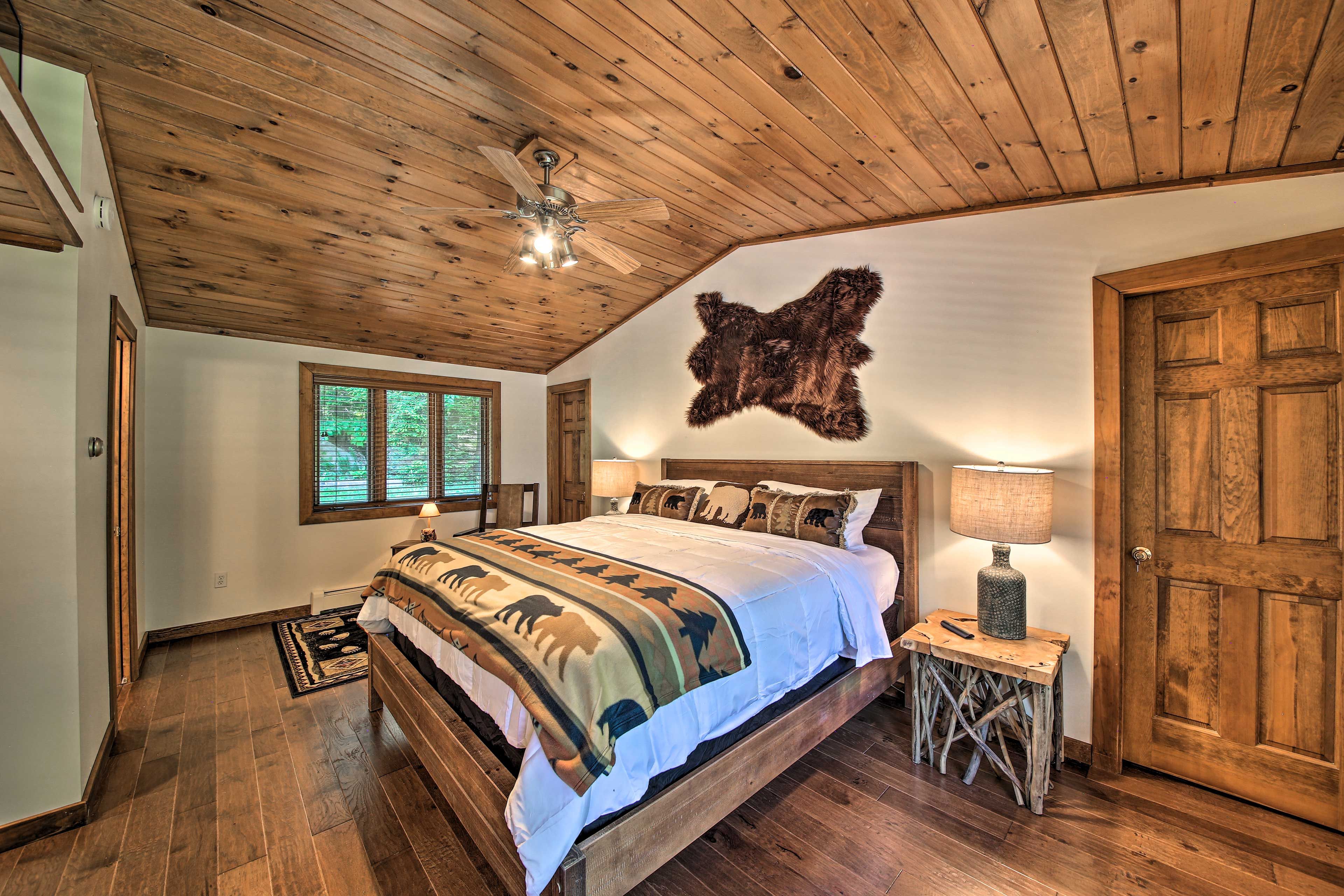 Bedroom 1 | King Bed | Main Floor