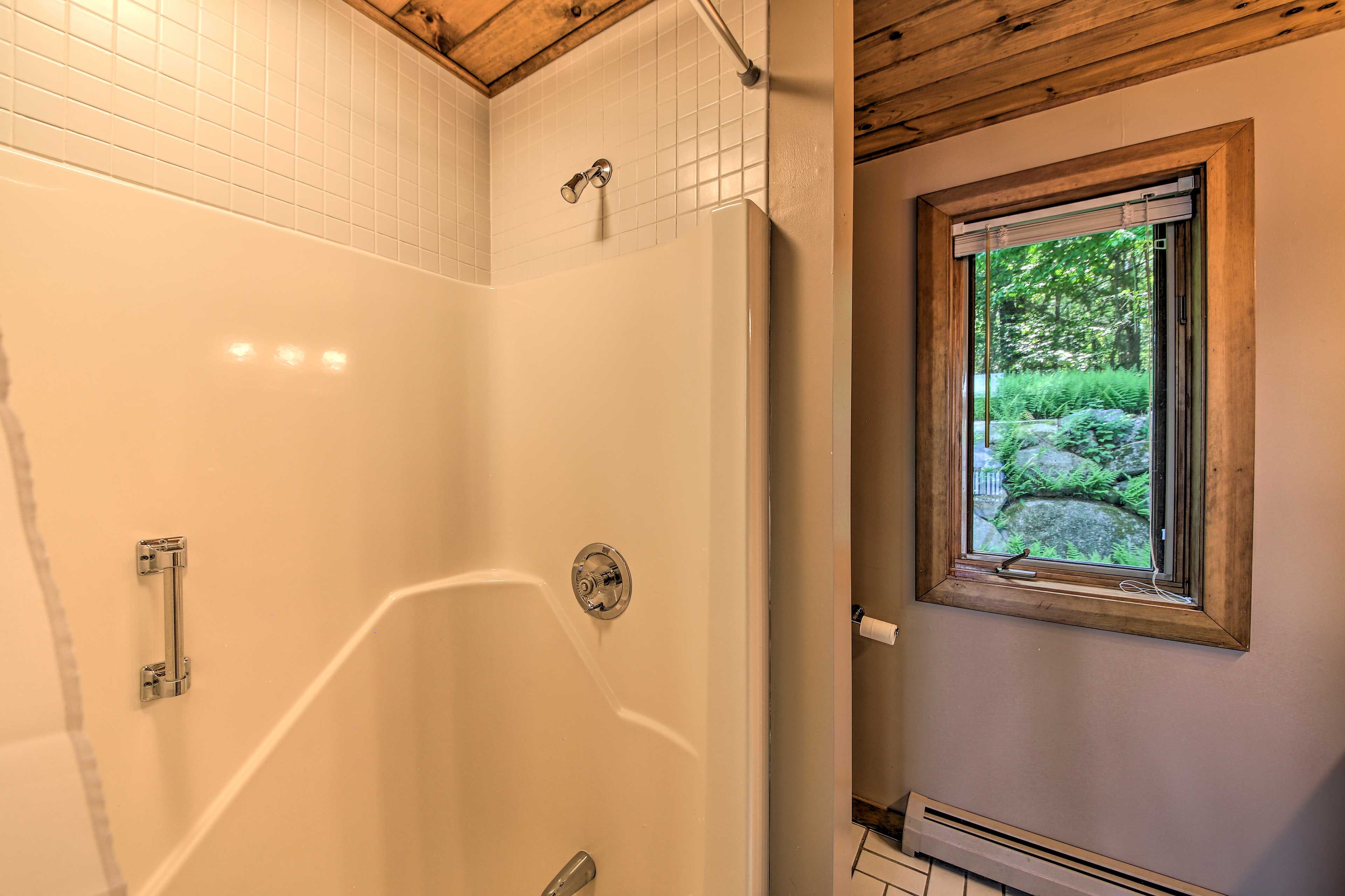 Full Bathroom | Towels Provided | Main Floor