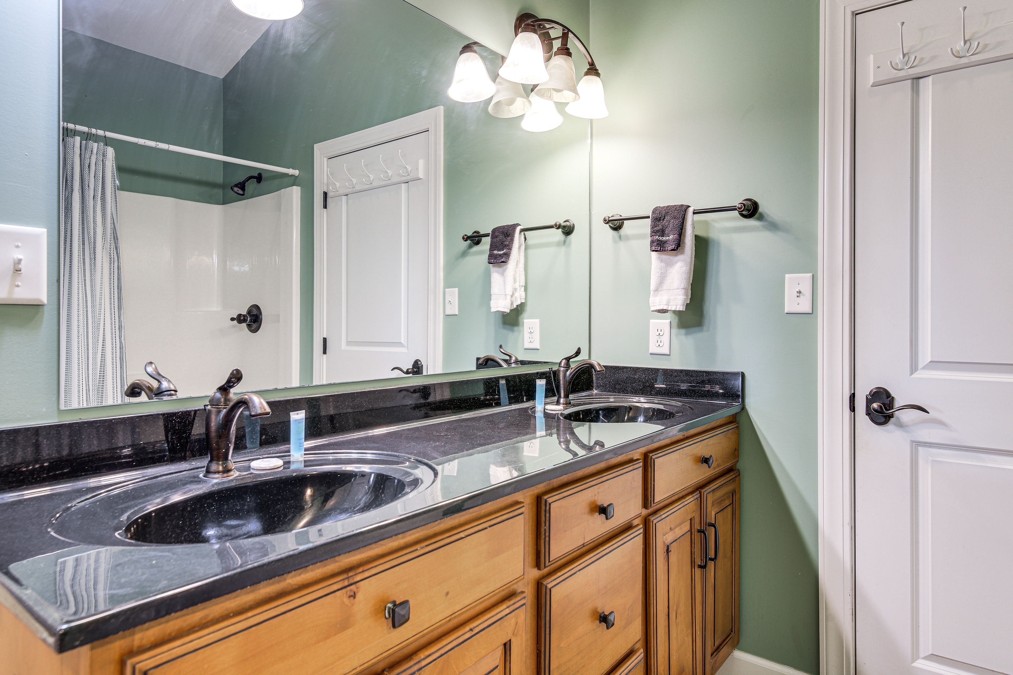 Full Bathroom | 1st Floor