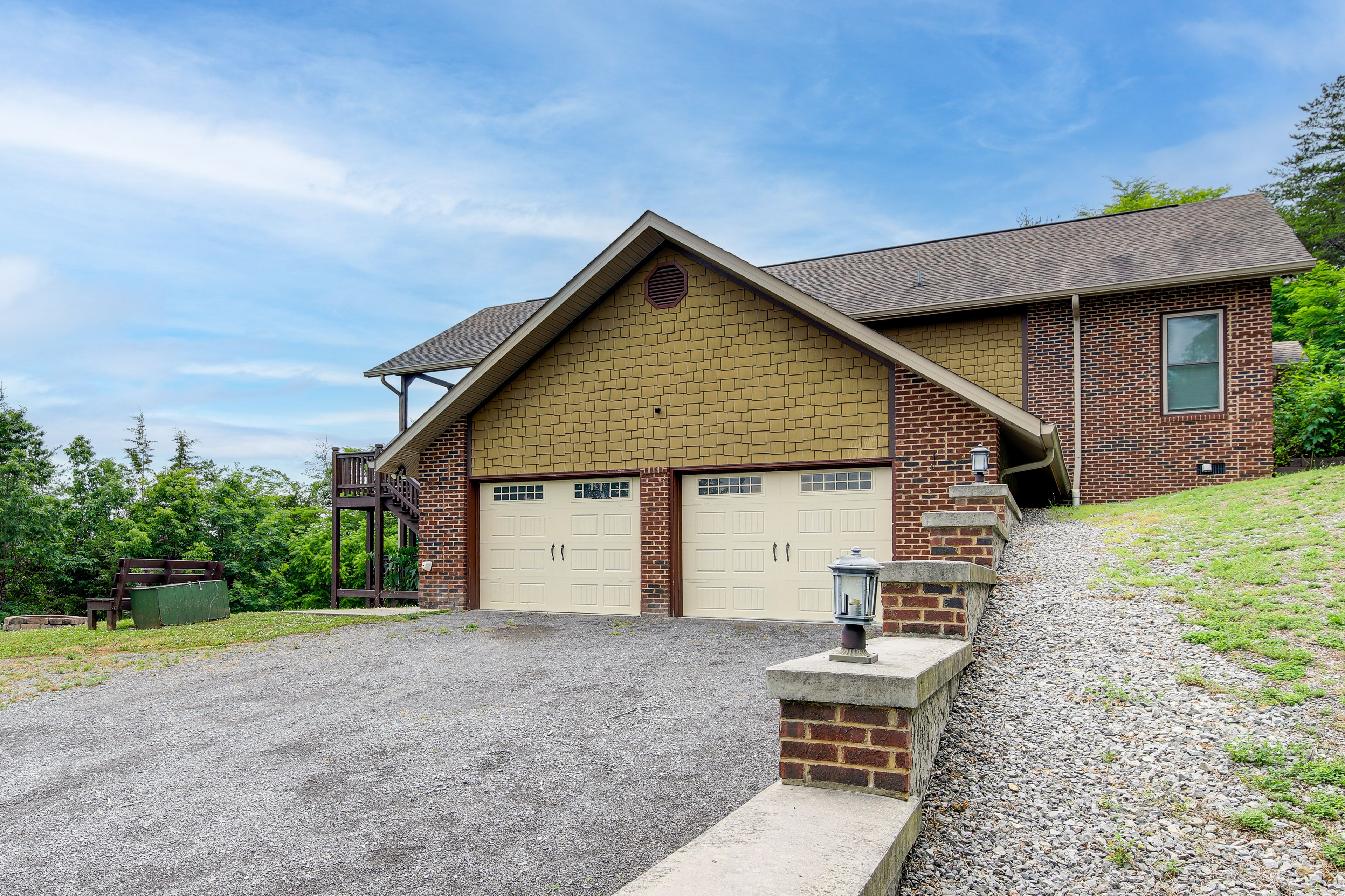 Parking | Driveway (8 Vehicles) | RV/Trailer Parking