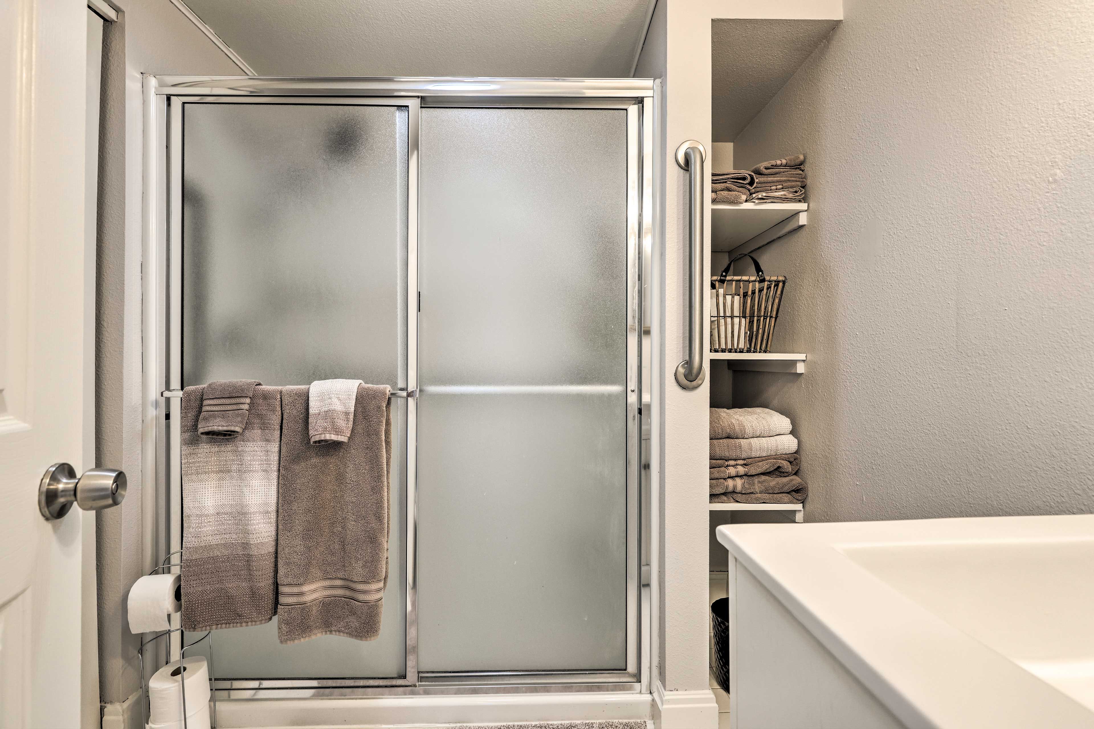 Full Bathroom | Towels Provided