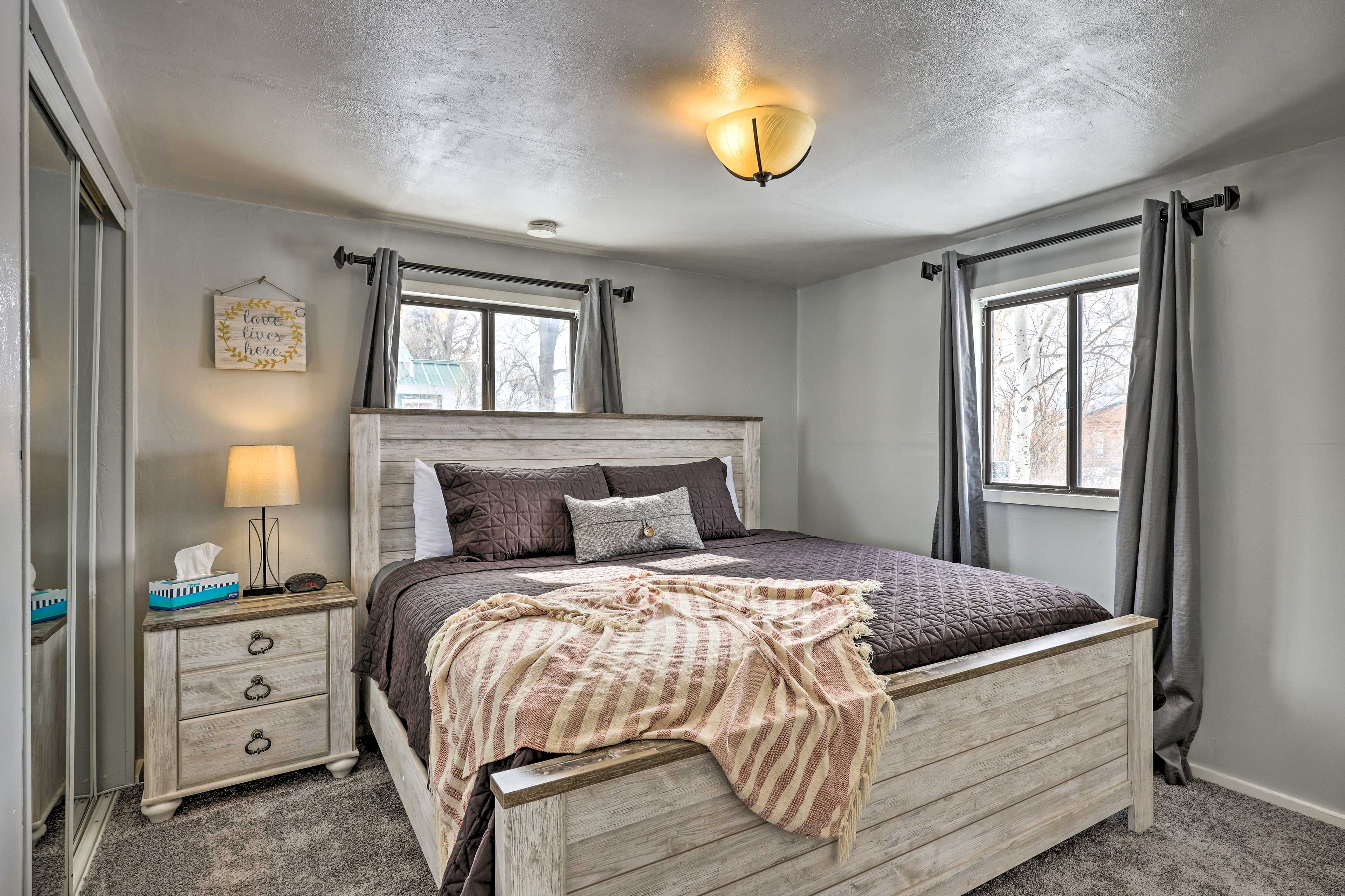 Bedroom 1 | King Bed | Linens Provided