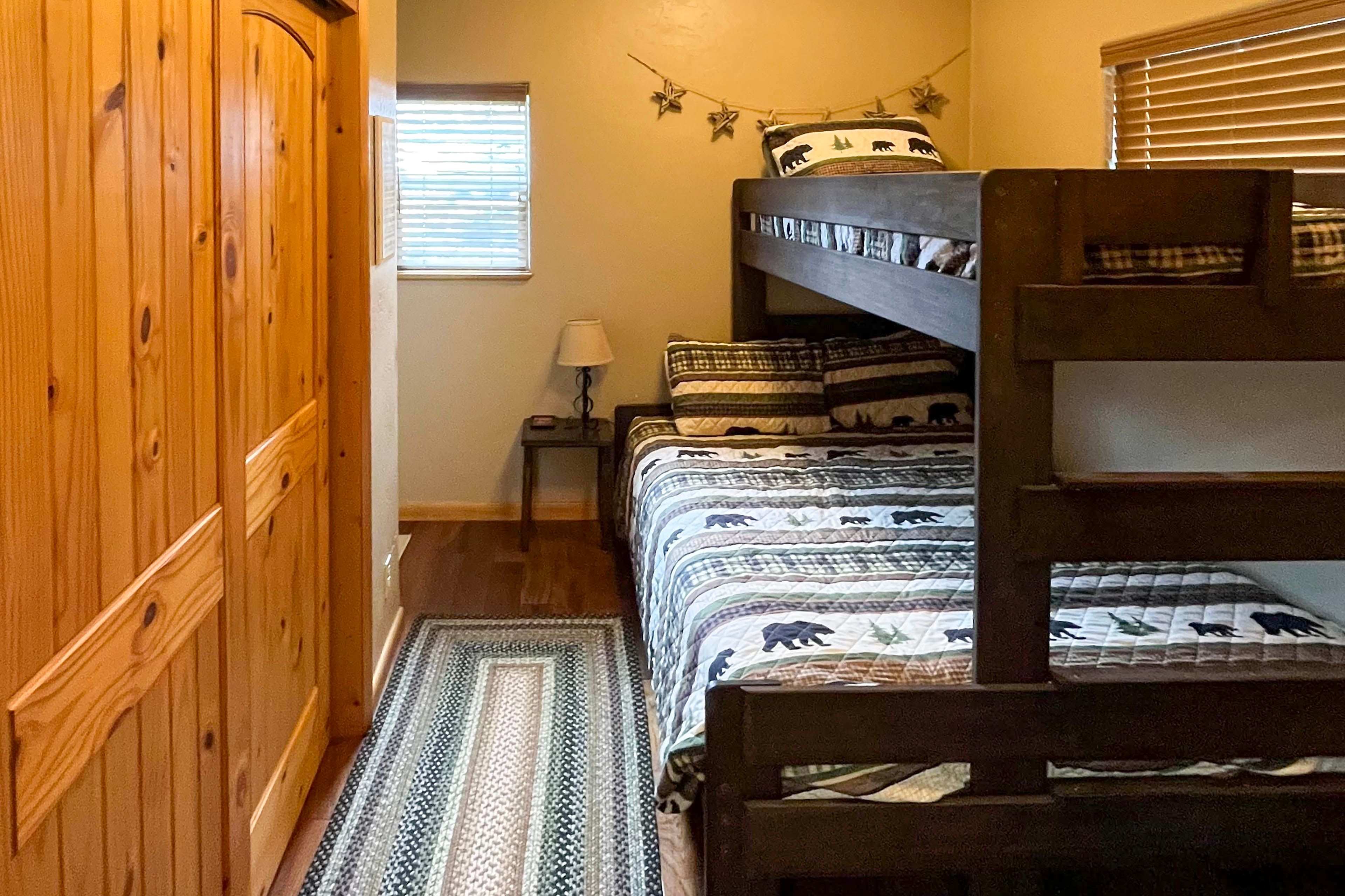 Bedroom 2 | Twin/Queen Bunk Bed