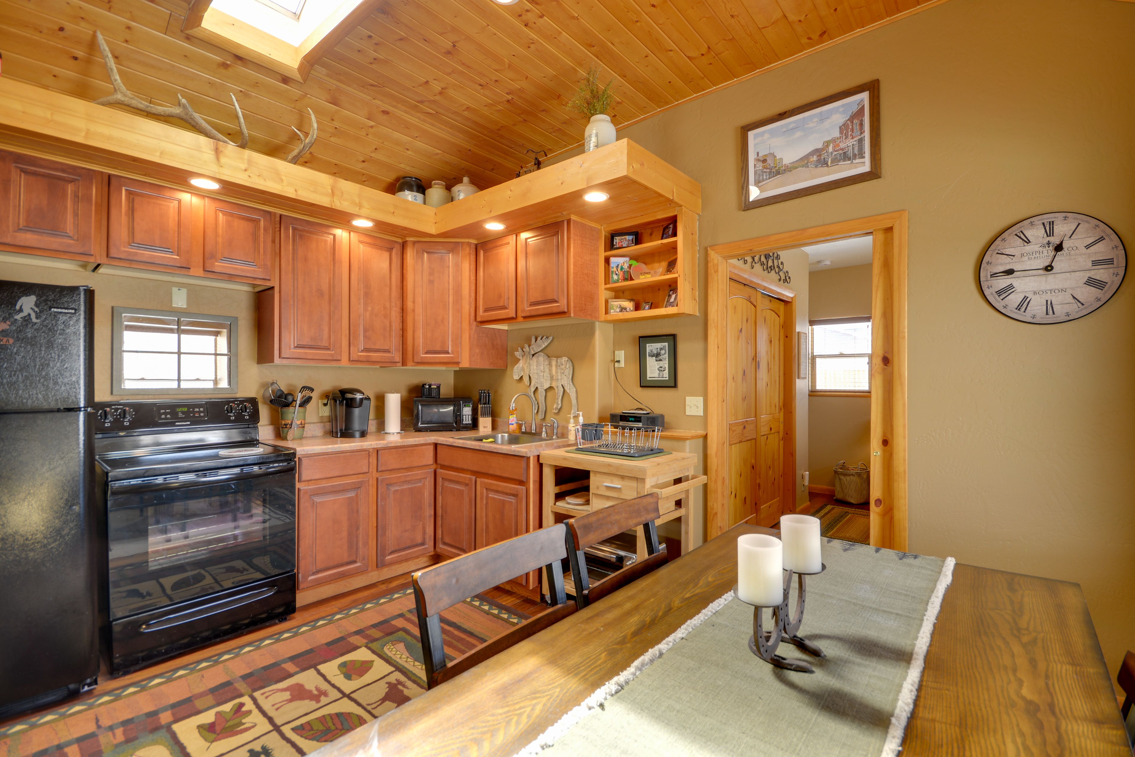 Dining Area | Dishes & Flatware Provided