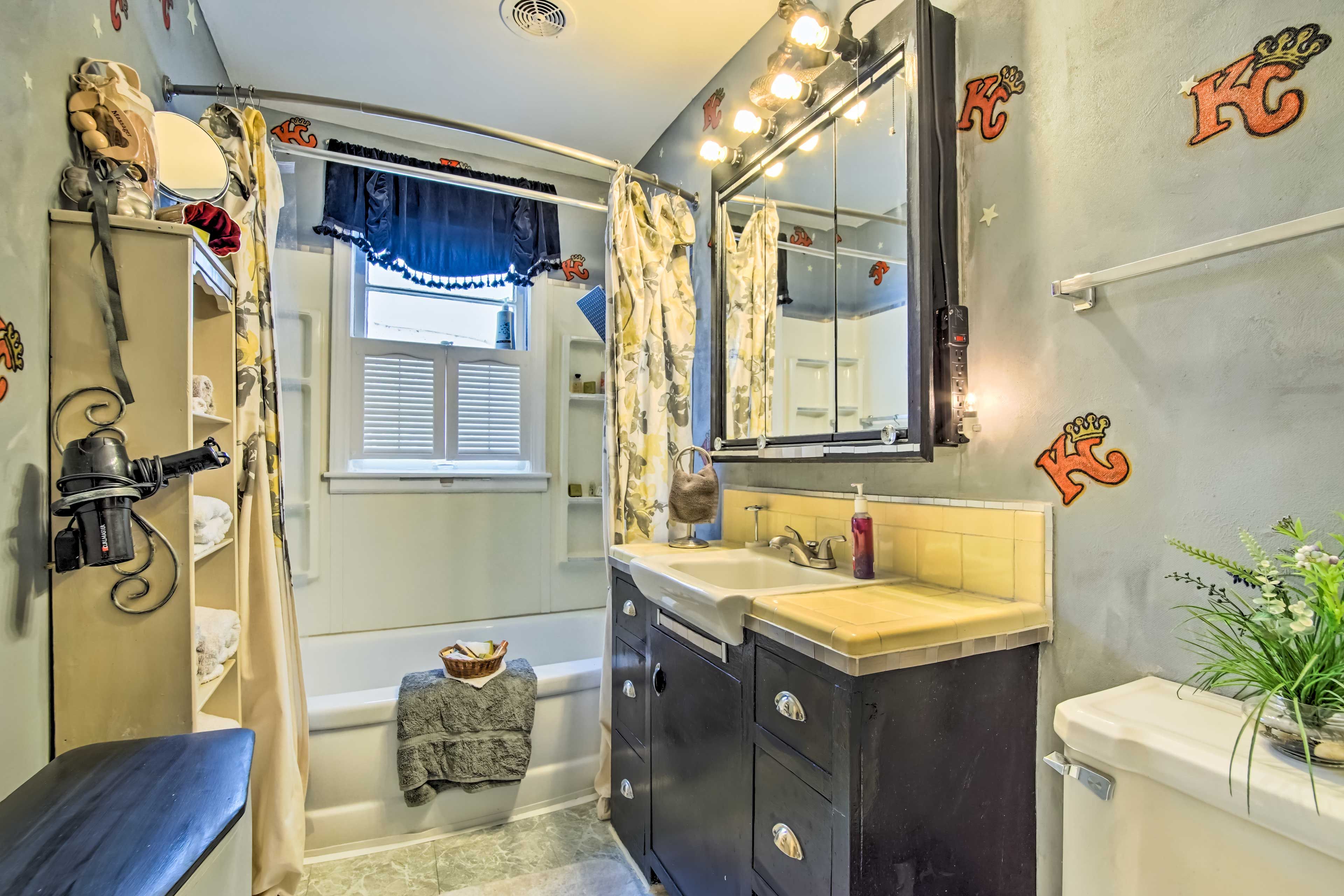 Bathroom | Shower/Tub Combo | Towels Provided
