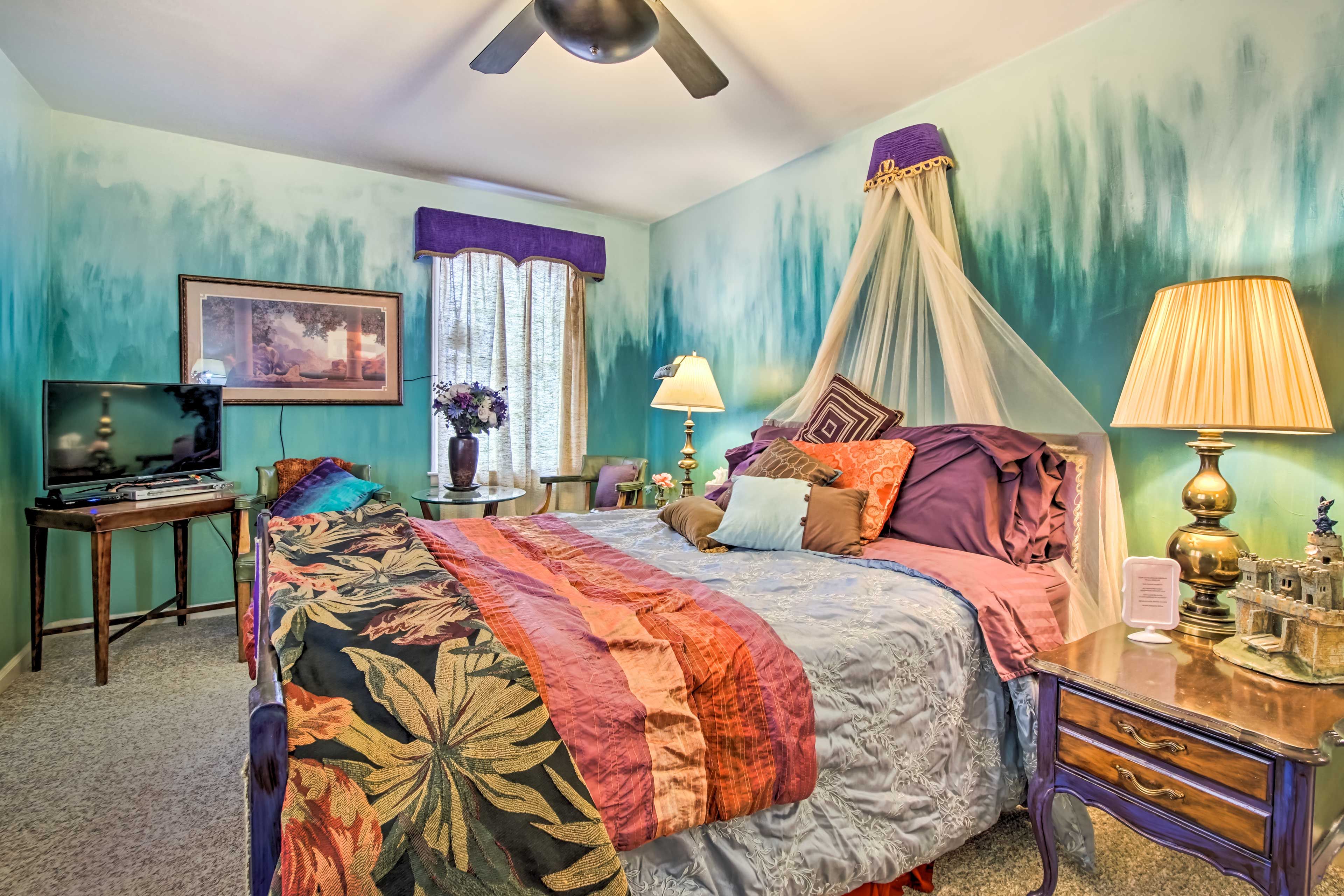 Bedroom 1 | Queen Bed | Flat-Screen TV | Workspace