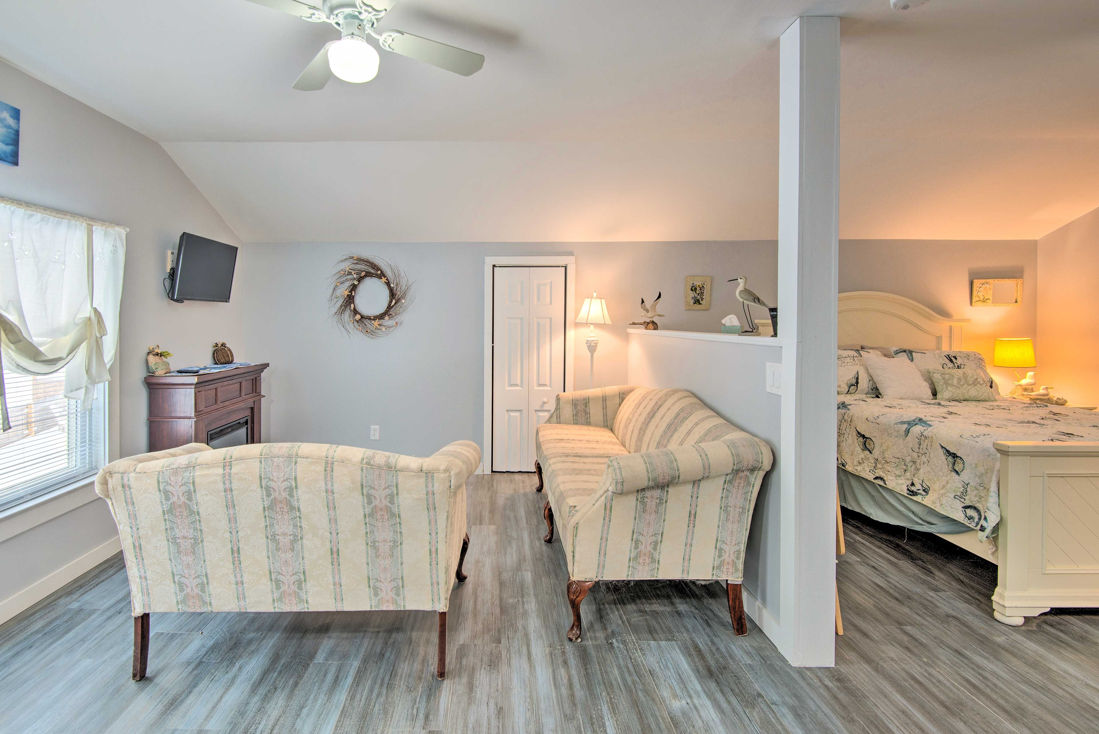 Studio | Sitting Area | Central Heating | Window-Unit A/C