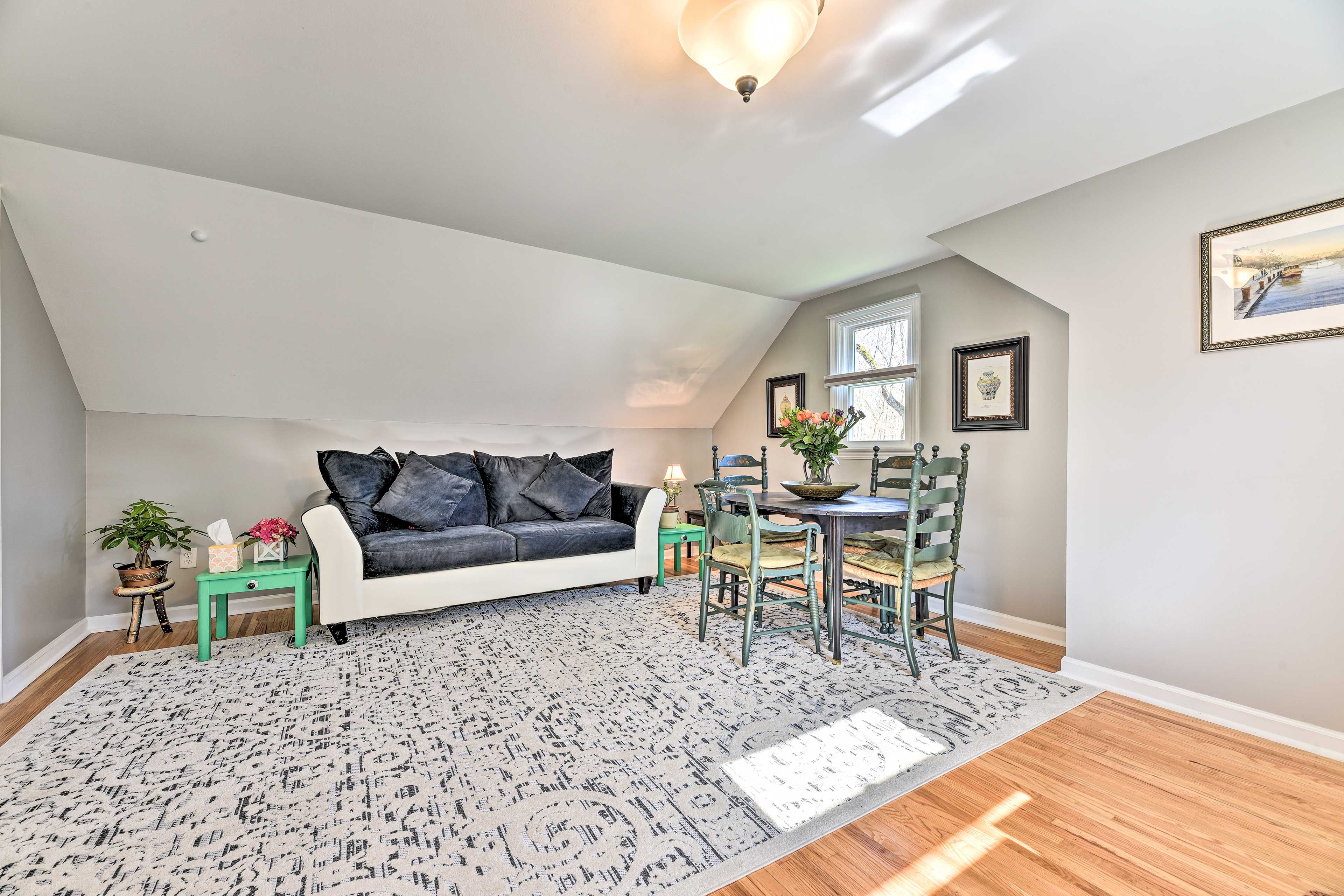 Living Room | Access To Bedroom