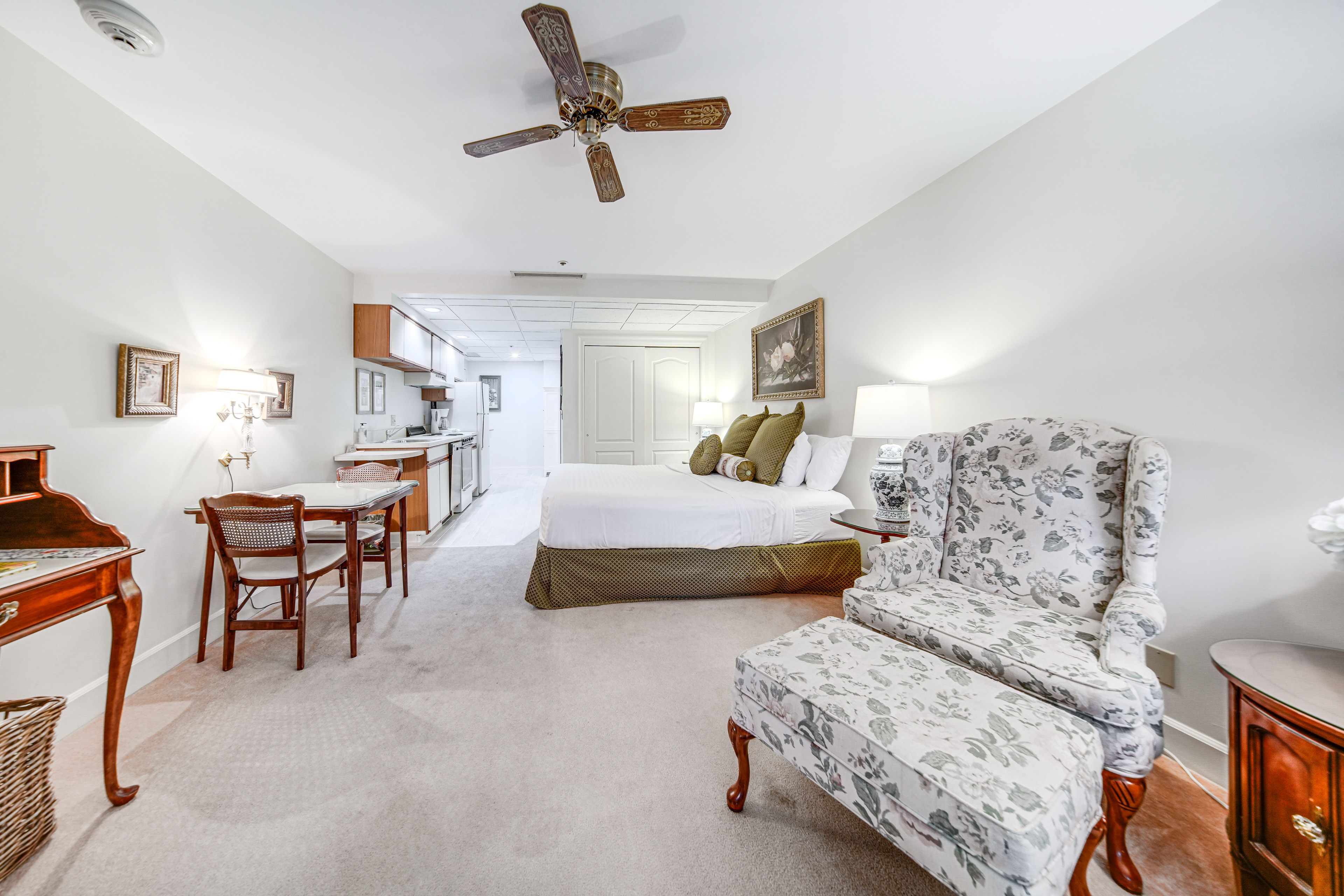 Sleeping Area | King Bed