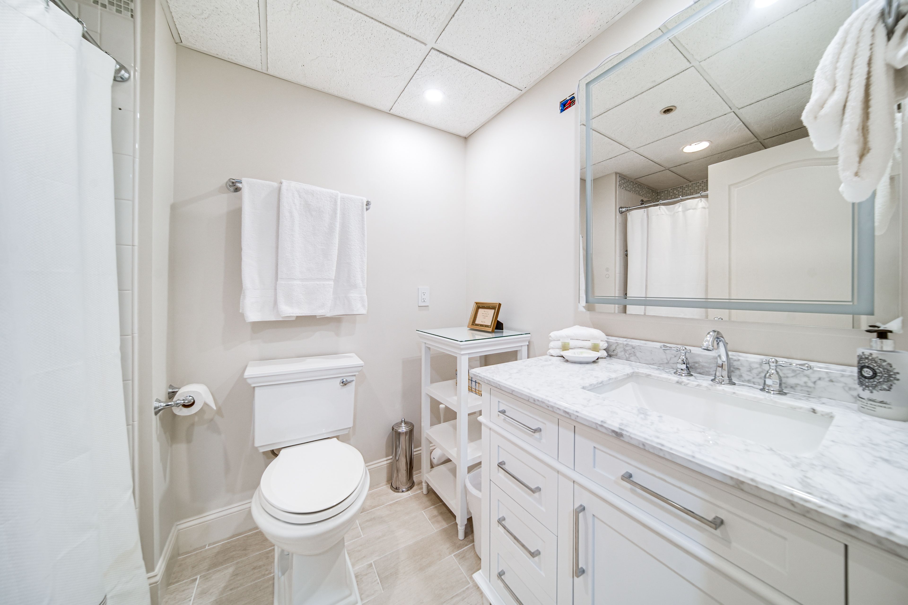 Full Bathroom | Towels Provided