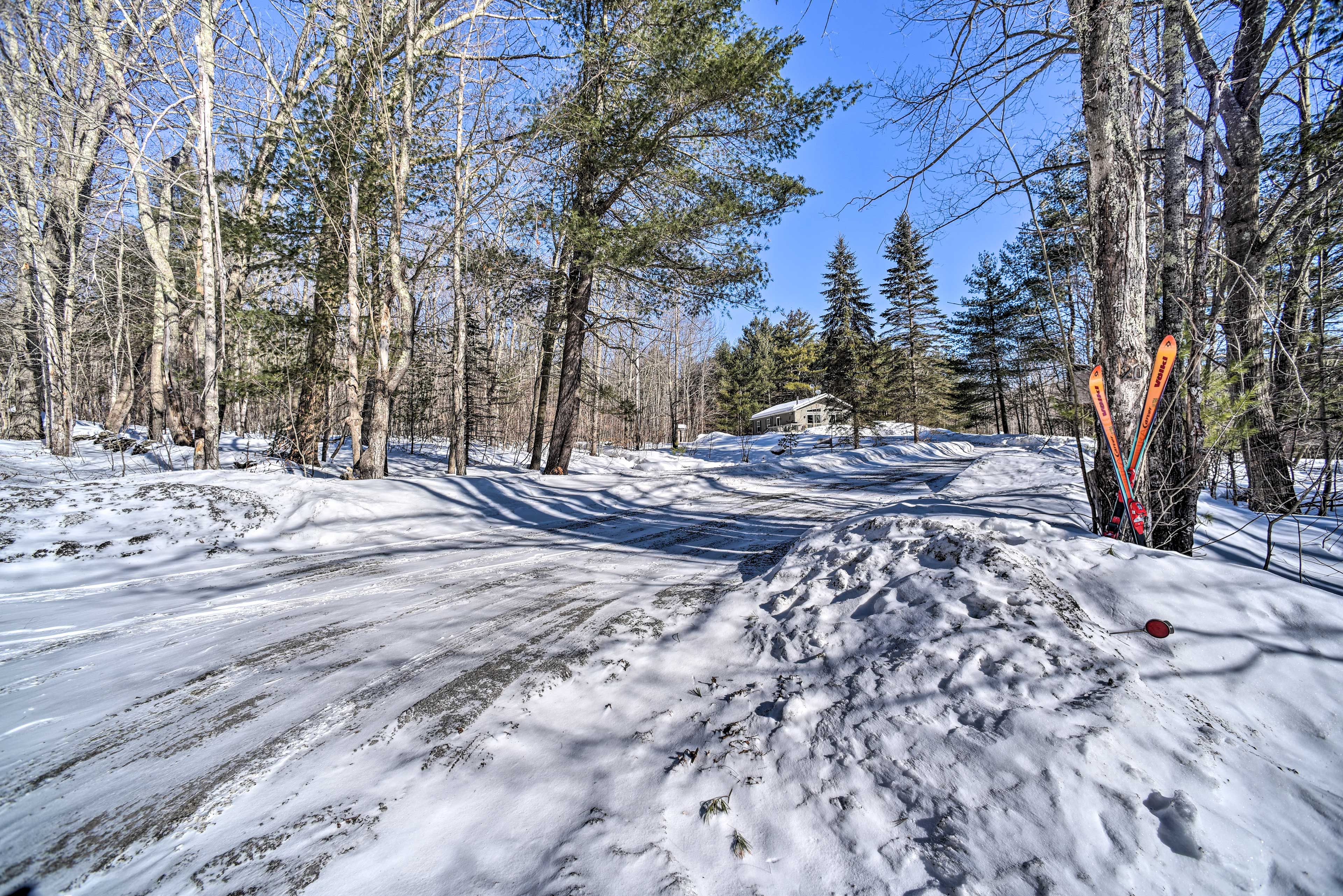 Property Exterior | Driveway (5 Vehicles)