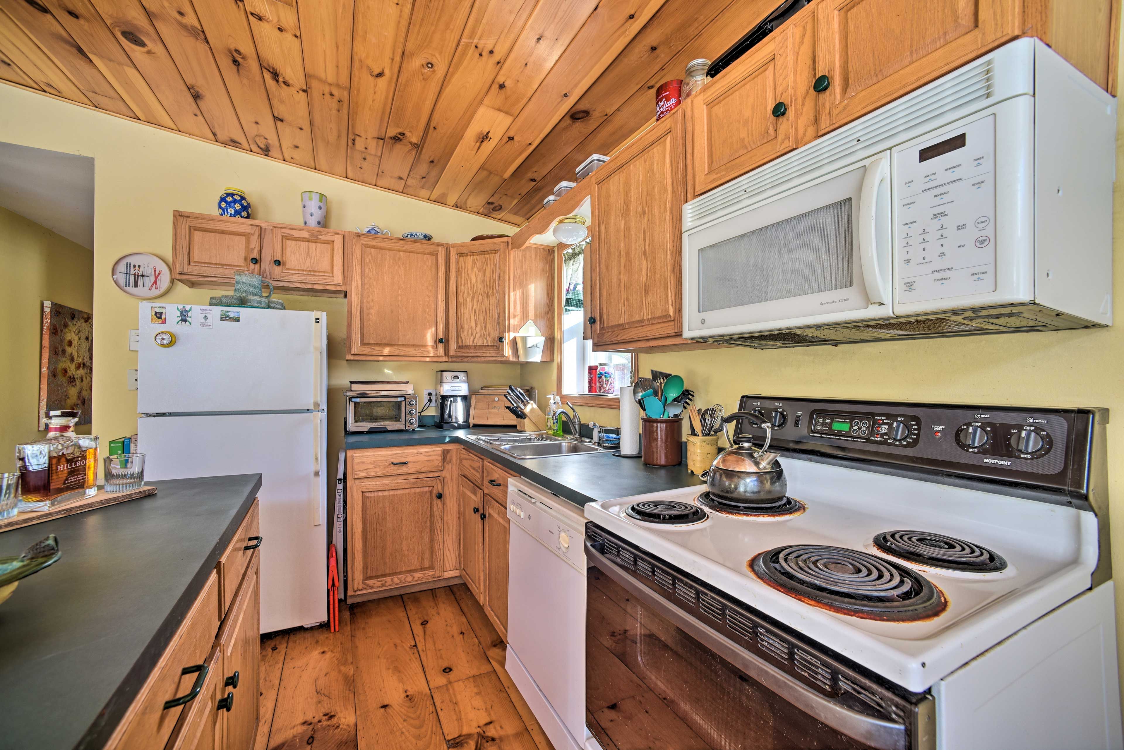 Kitchen | Fully Equipped | Dishware/Flatware | Pots/Pans