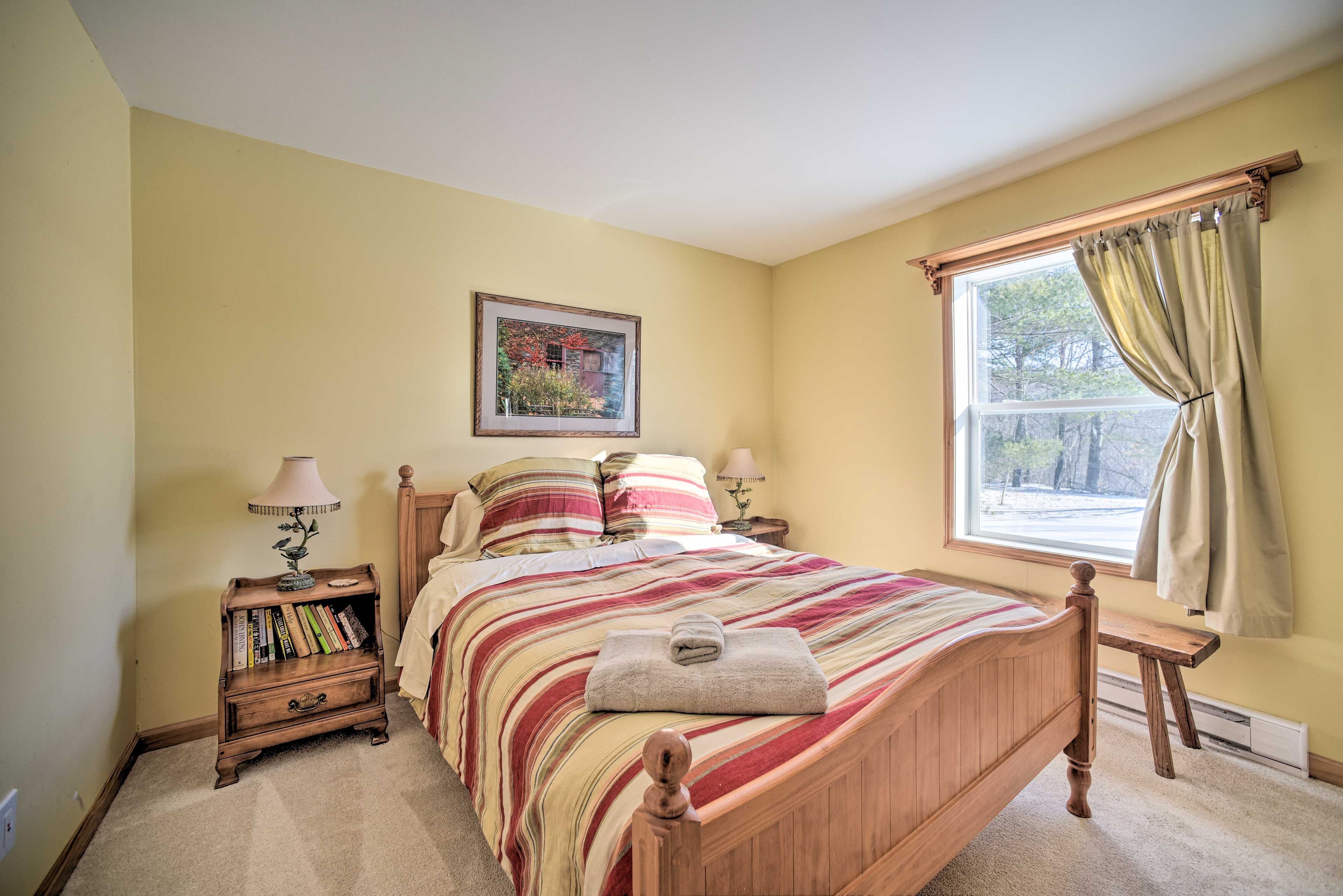 Bedroom 1 | Queen Bed | 1st Floor
