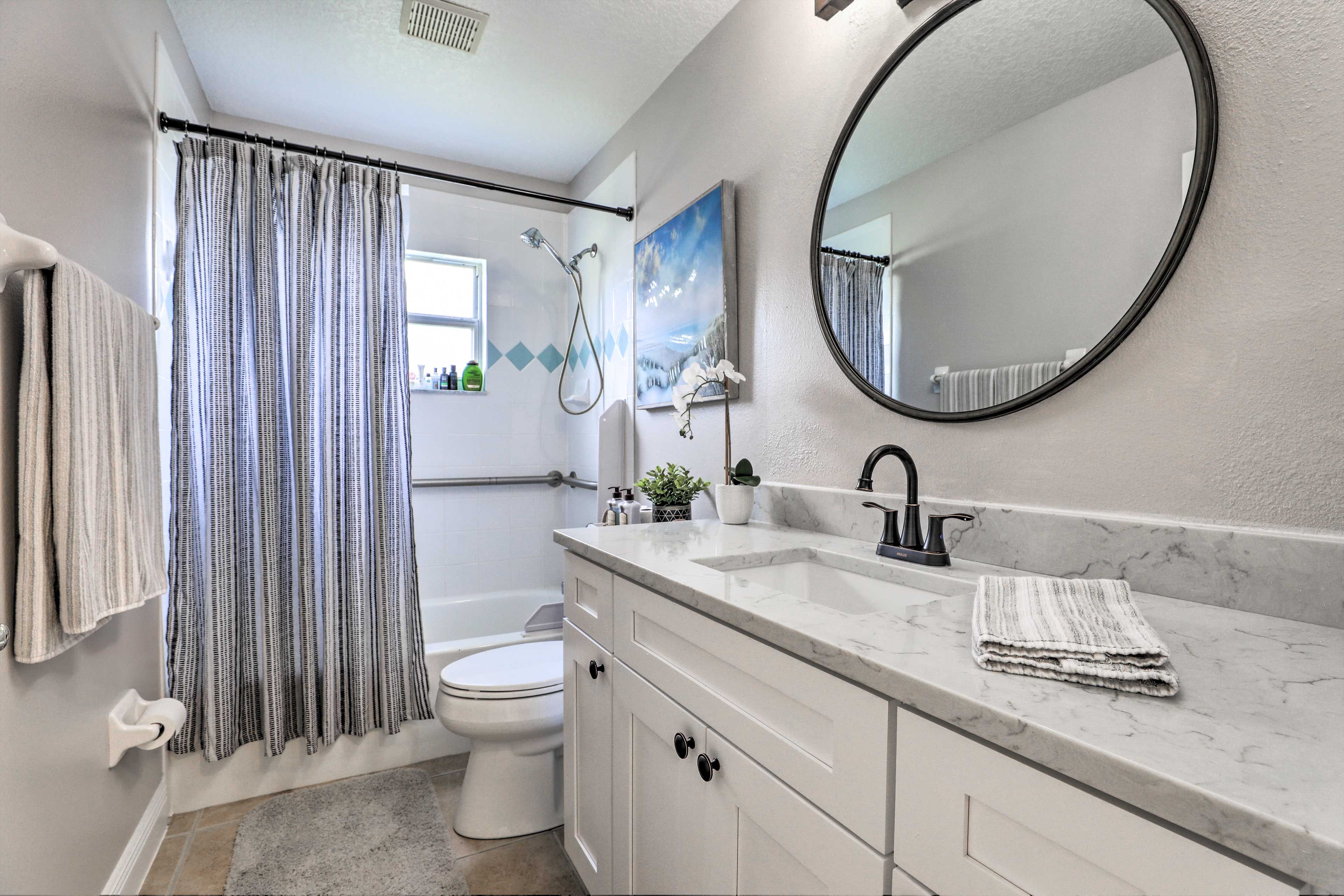 Full Bathroom | Towels Provided