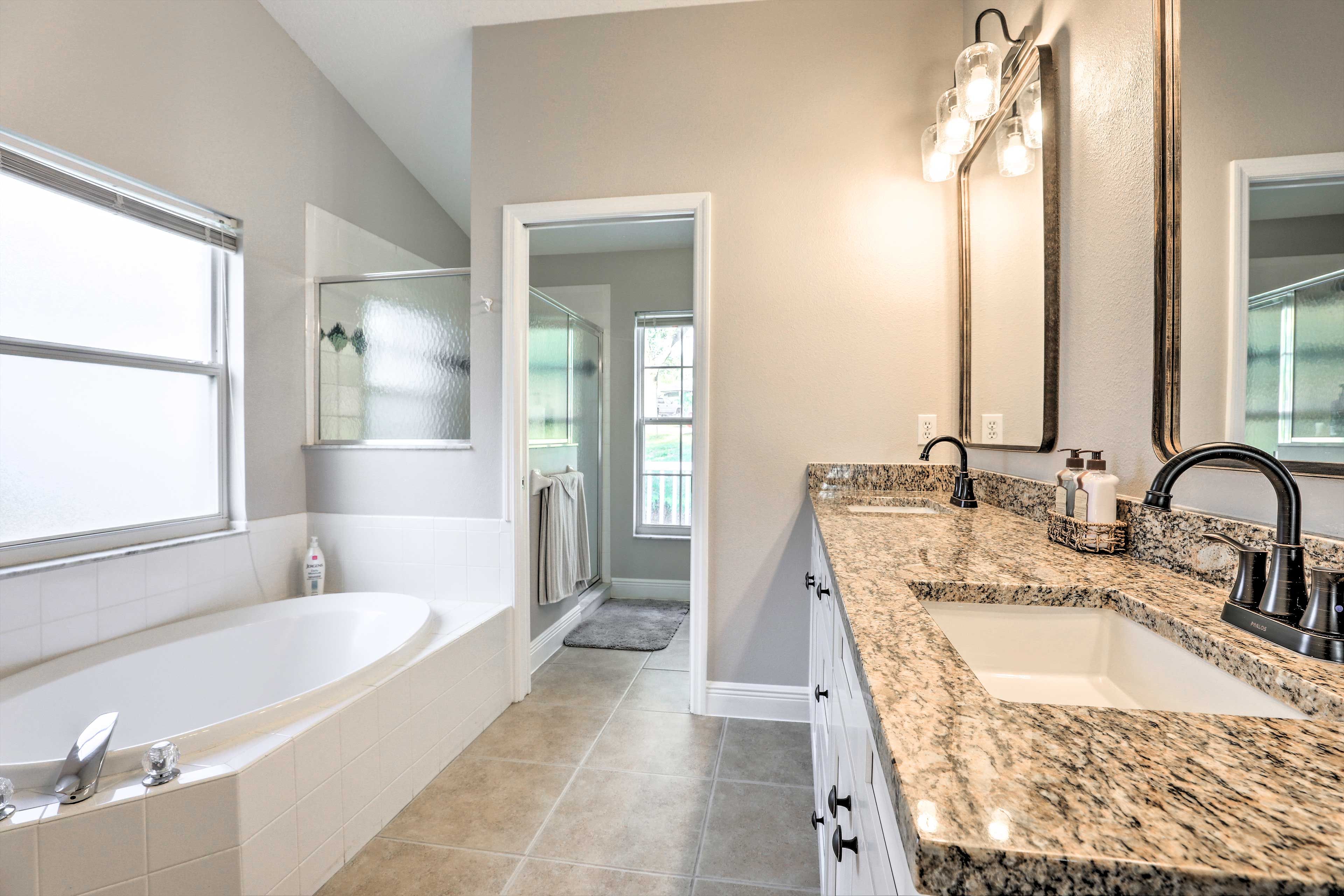 Full Bathroom | Complimentary Toiletries